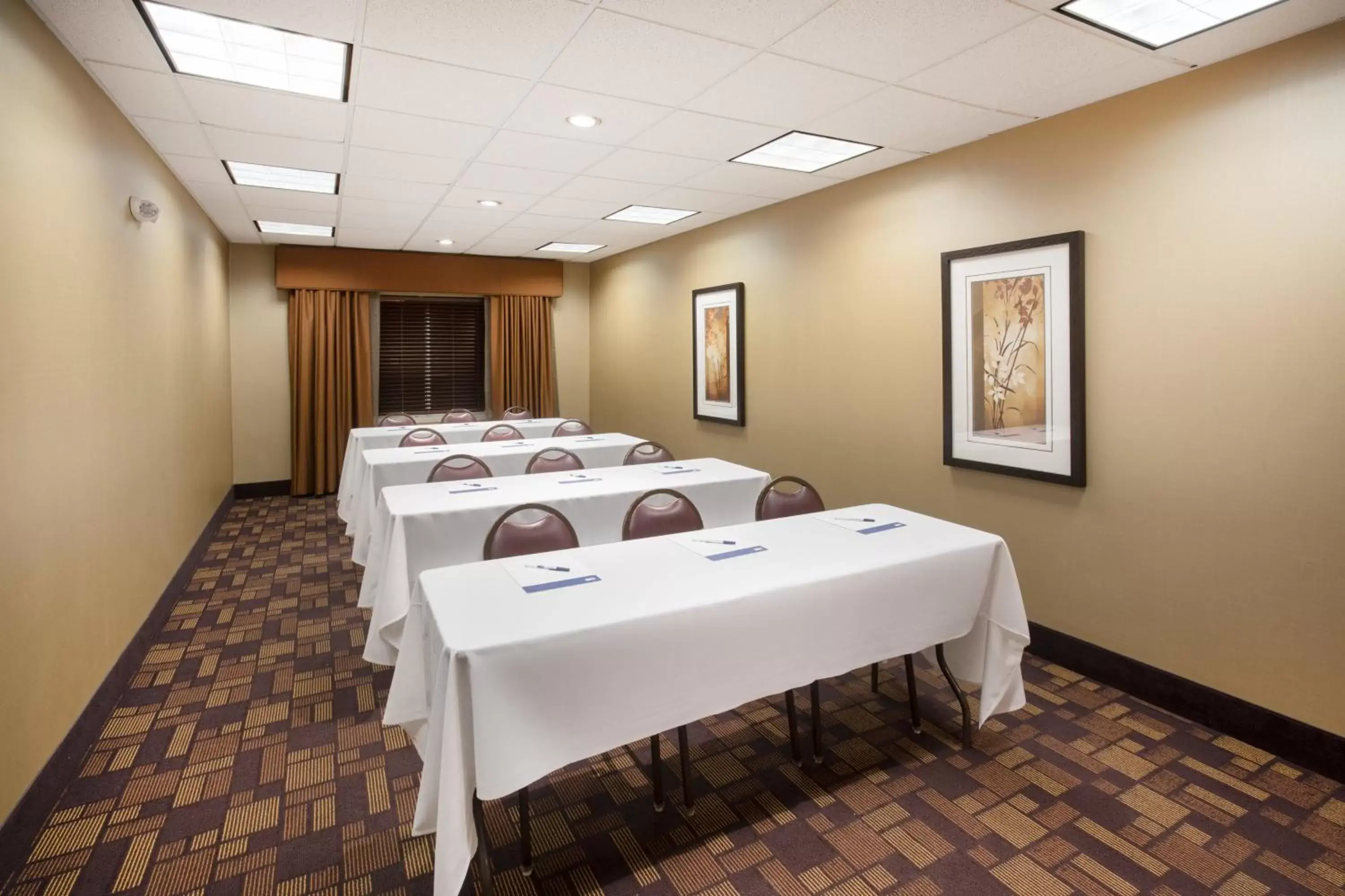 Meeting/conference room in Holiday Inn Express & Suites Yankton, an IHG Hotel
