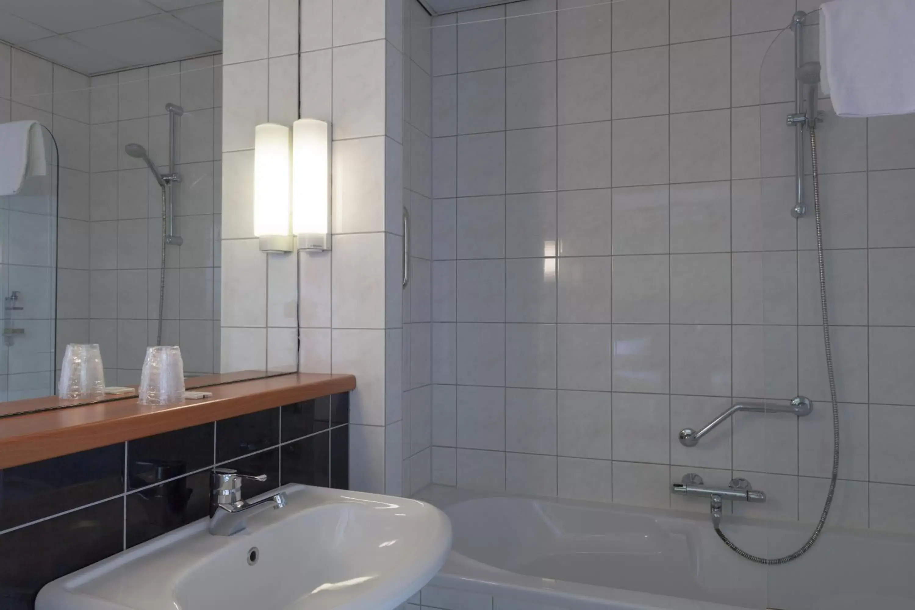 Shower, Bathroom in Flonk Hotel Groningen Centre, BW Signature Collection voorheen Best Western Hotel Groningen Centre