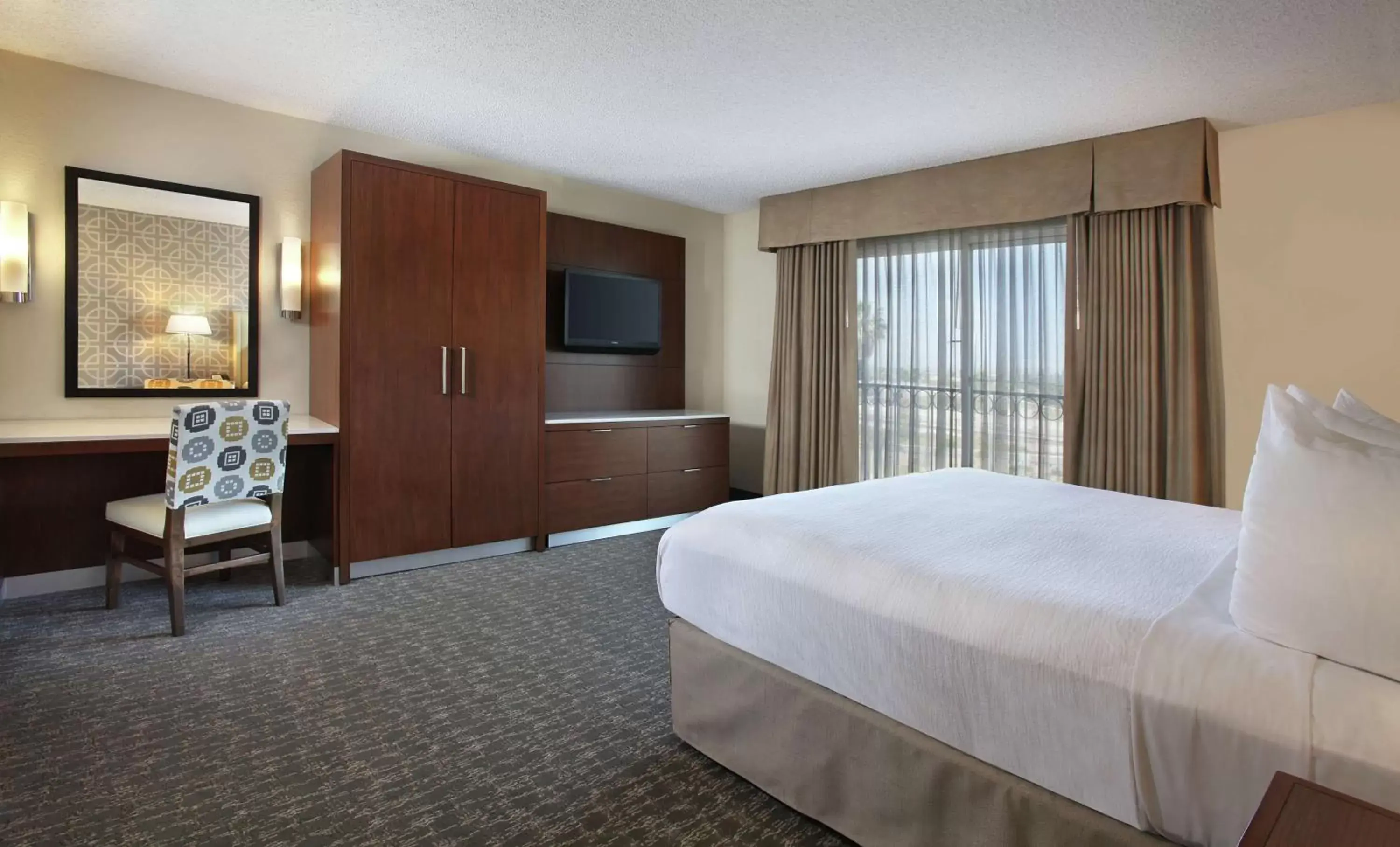 Bedroom, Bed in Embassy Suites by Hilton Anaheim North