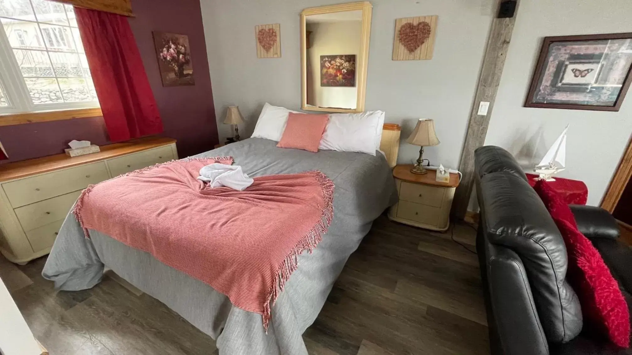 Bedroom in Auberge et Chalets sur le Lac