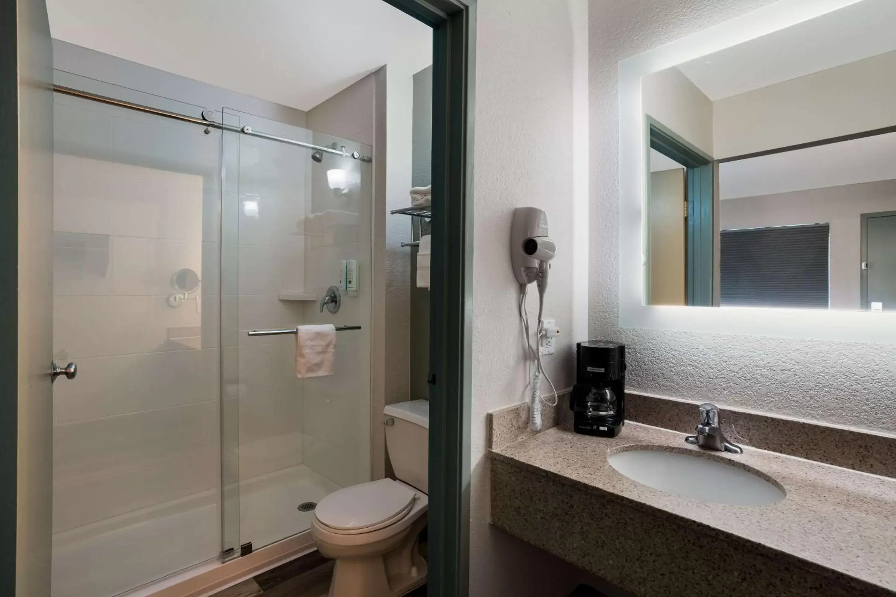 Bedroom, Bathroom in Quality Inn Elk Grove-Sacramento