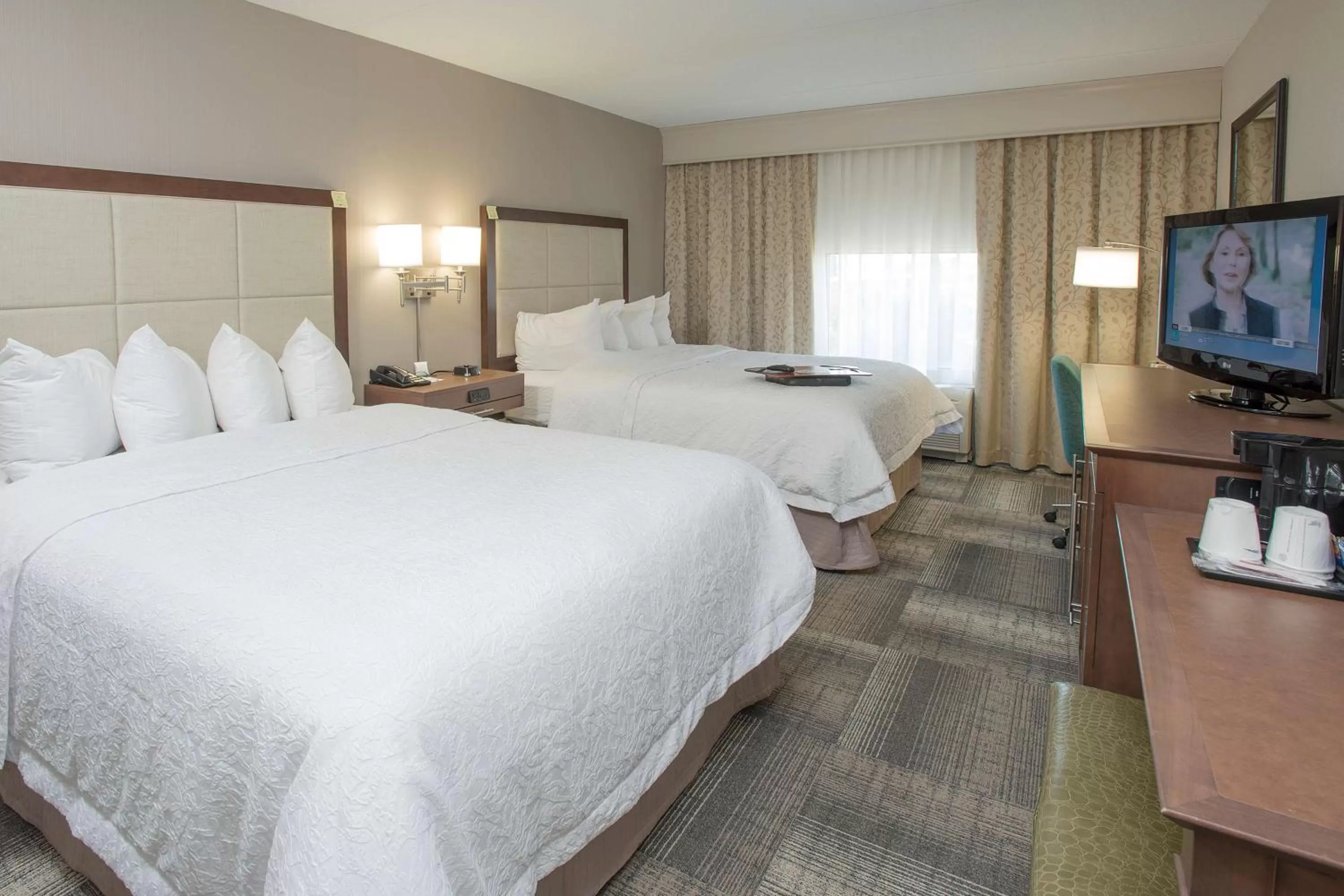 Bed in Hampton Inn &amp; Suites Cincinnati-Union Centre