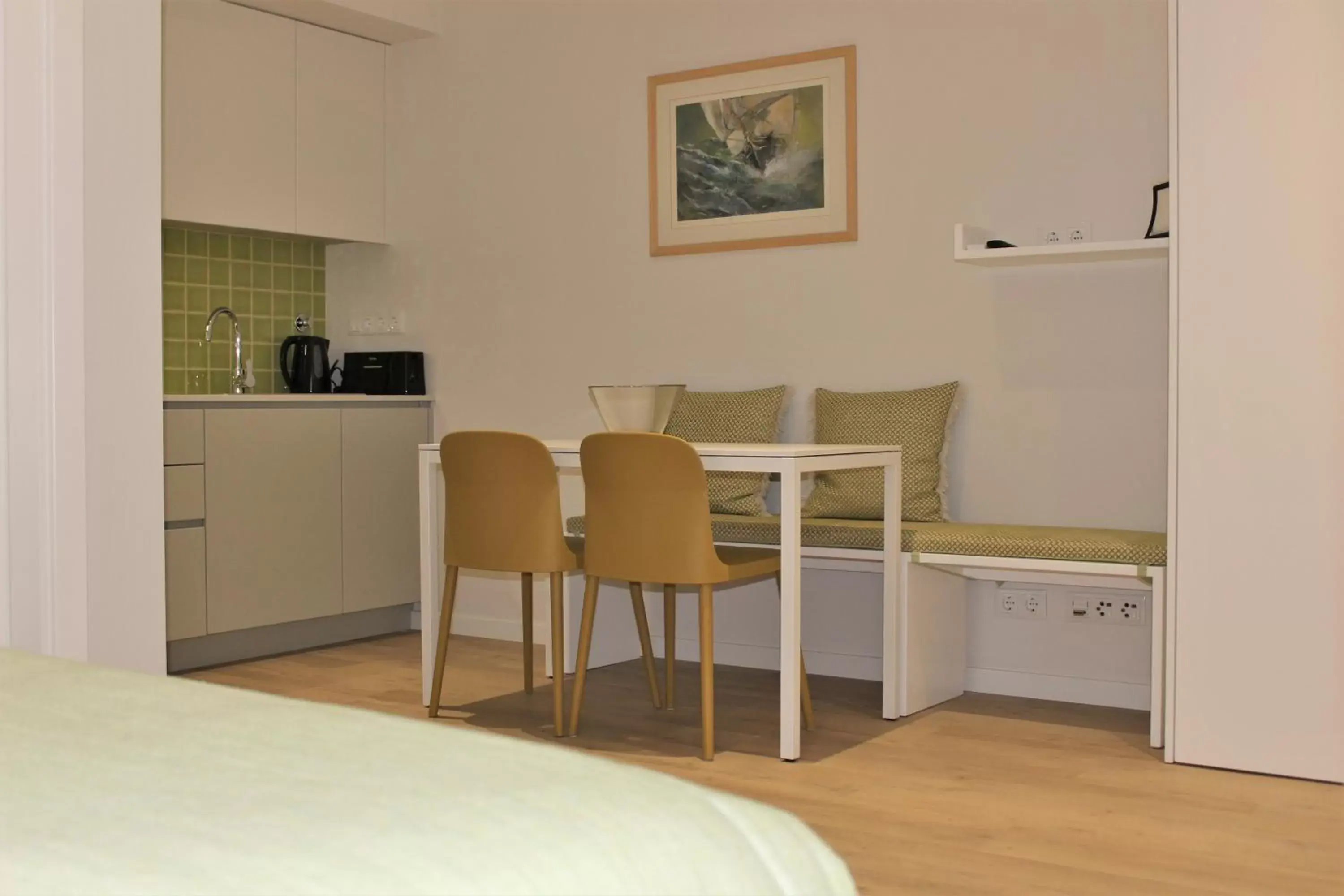 Kitchen or kitchenette, Dining Area in Cardeal Suites & Apartments