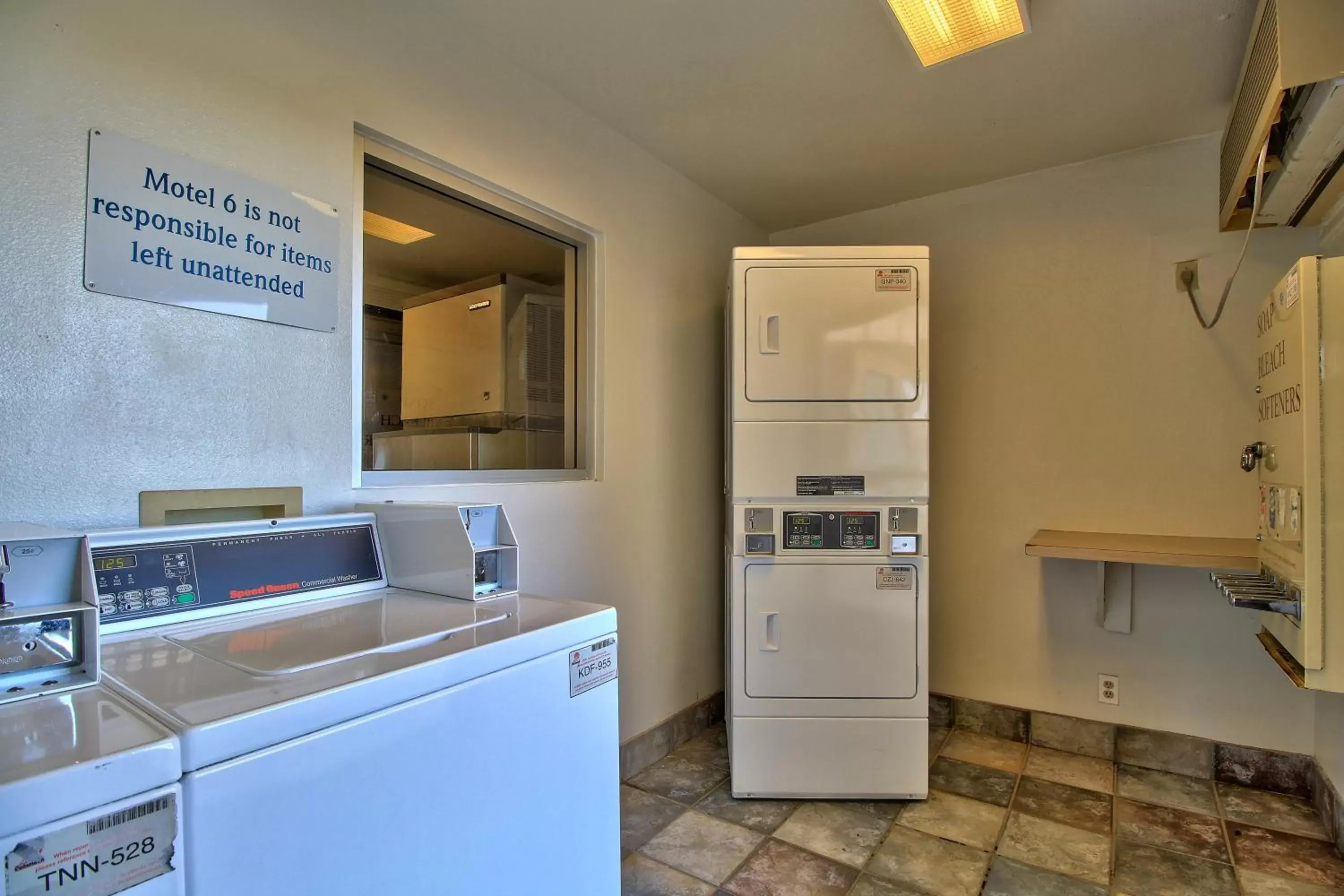 Area and facilities, Kitchen/Kitchenette in Motel 6-Douglas, AZ