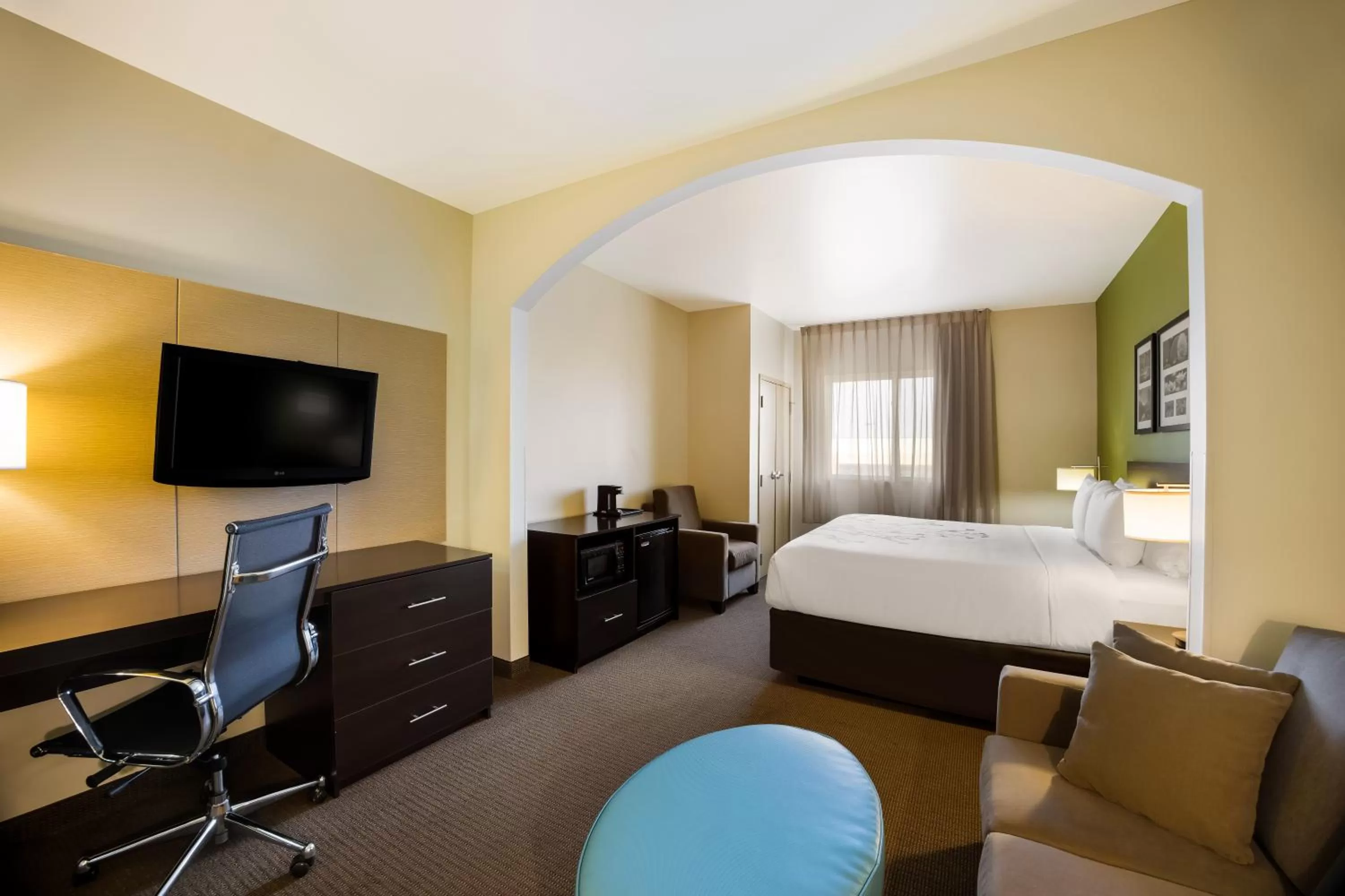 Seating area, Bed in Sleep Inn & Suites Colby