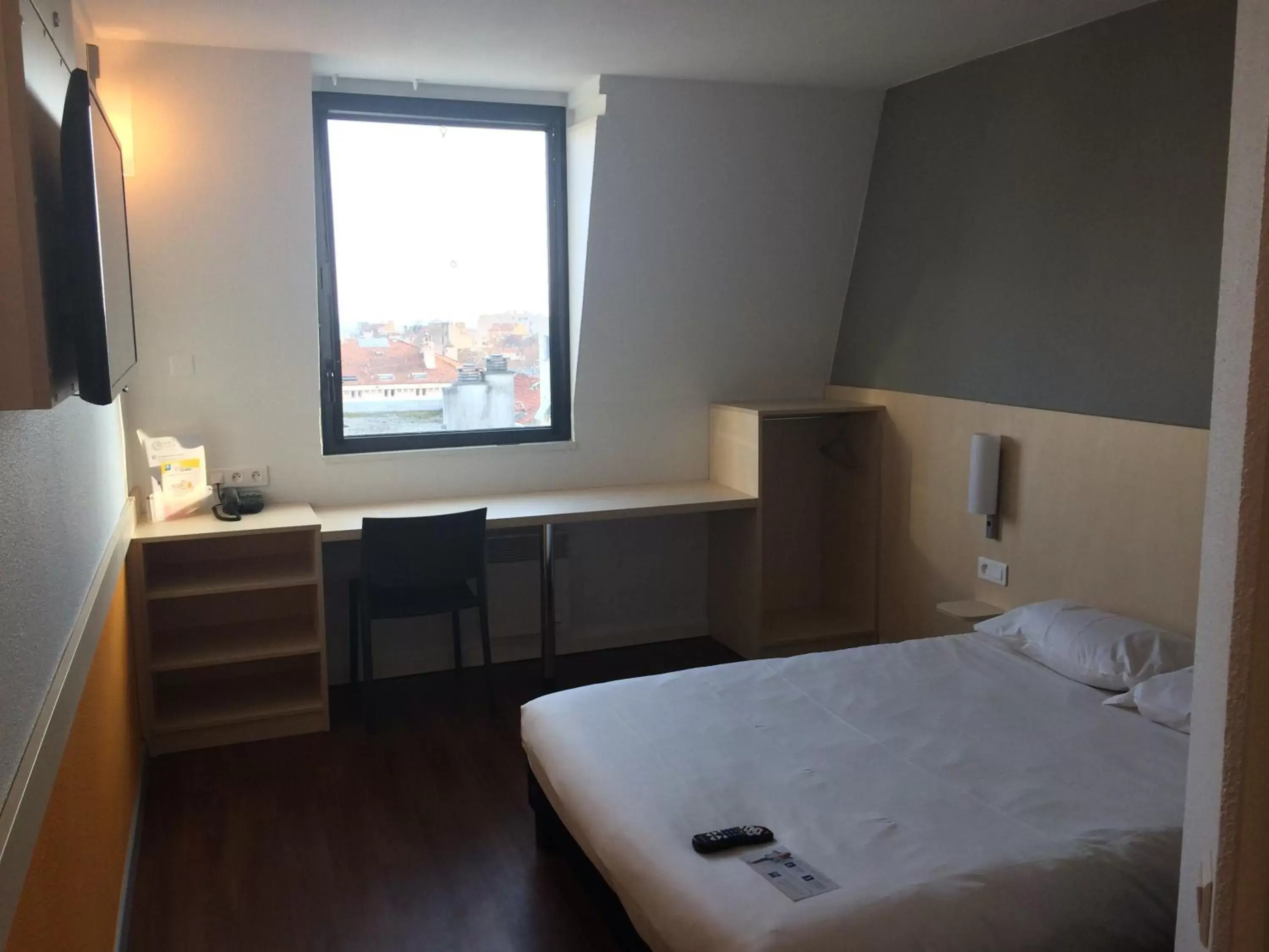 Bedroom, Bed in ibis budget Cannes Centre Ville