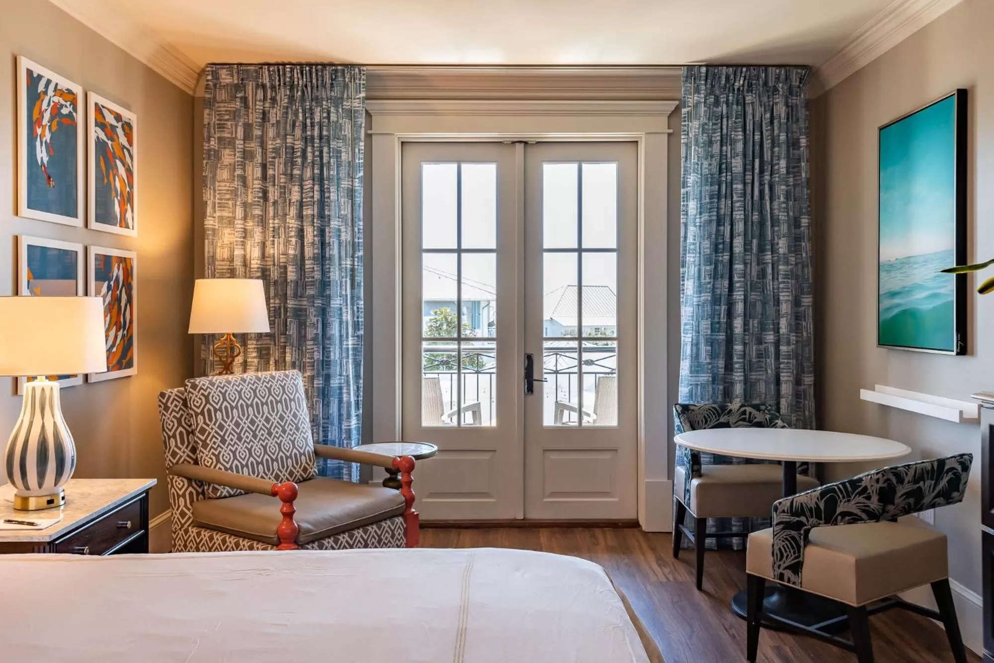 Seating area, Bed in The Pearl Hotel