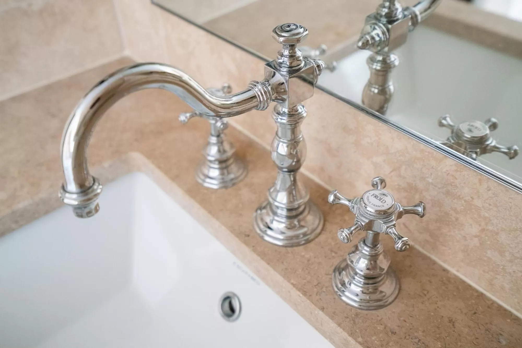 Bathroom in Hotel Saint-Louis en L'Isle - Notre-Dame