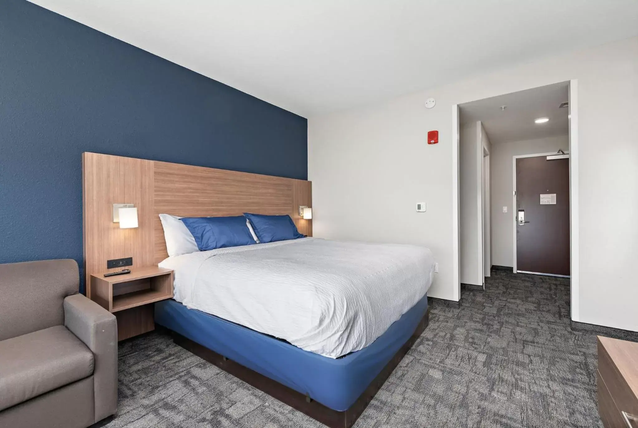 Photo of the whole room, Bed in Holiday Inn Express Kansas City North Parkville, an IHG Hotel