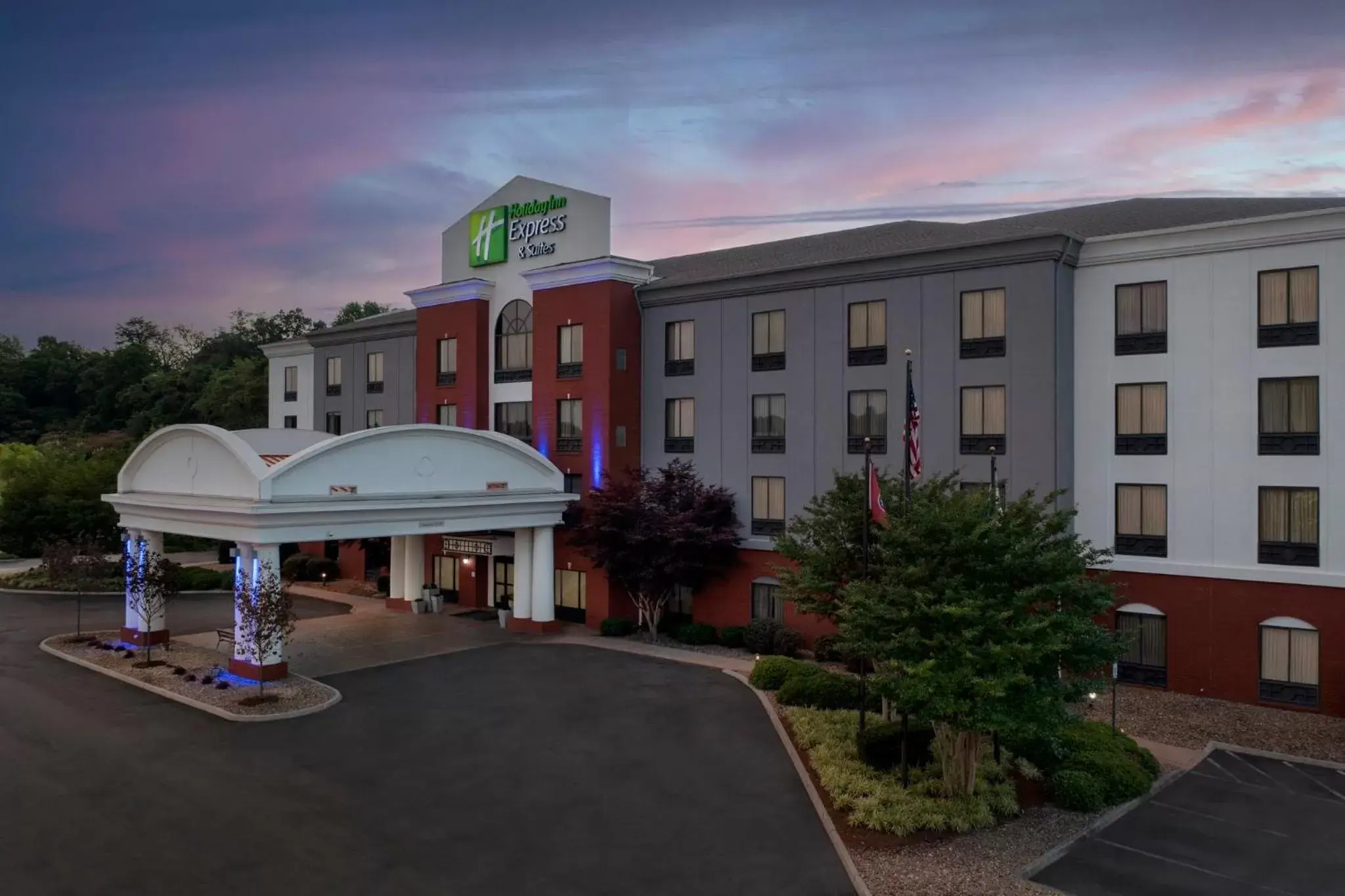 Property building in Holiday Inn Express & Suites Knoxville-Clinton by IHG Property building in Holiday Inn Express & Suites Knoxville-Clinton by IHG