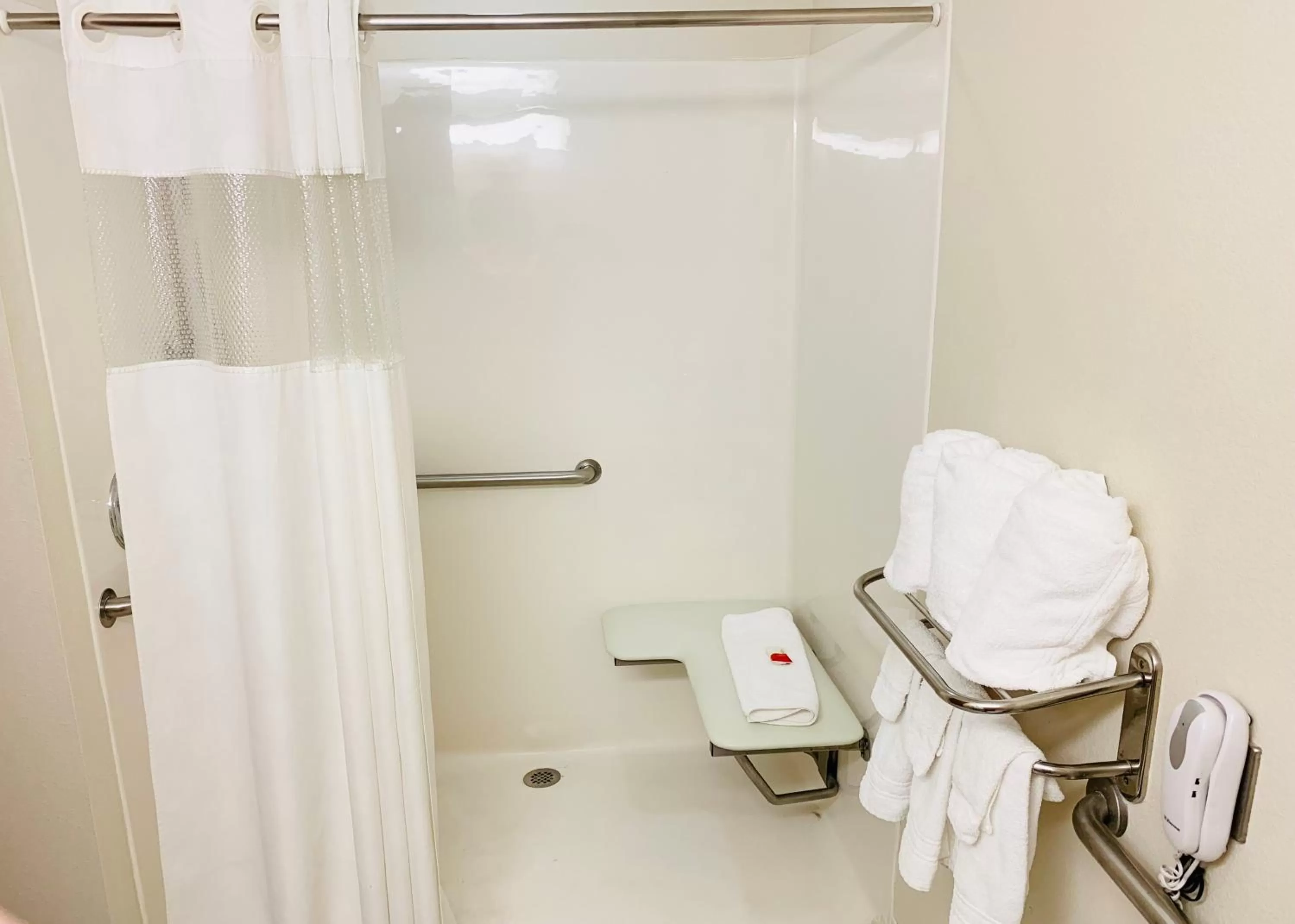 Queen Room - Mobility Access/Non-Smoking in Ramada Limited and Suites Bloomington