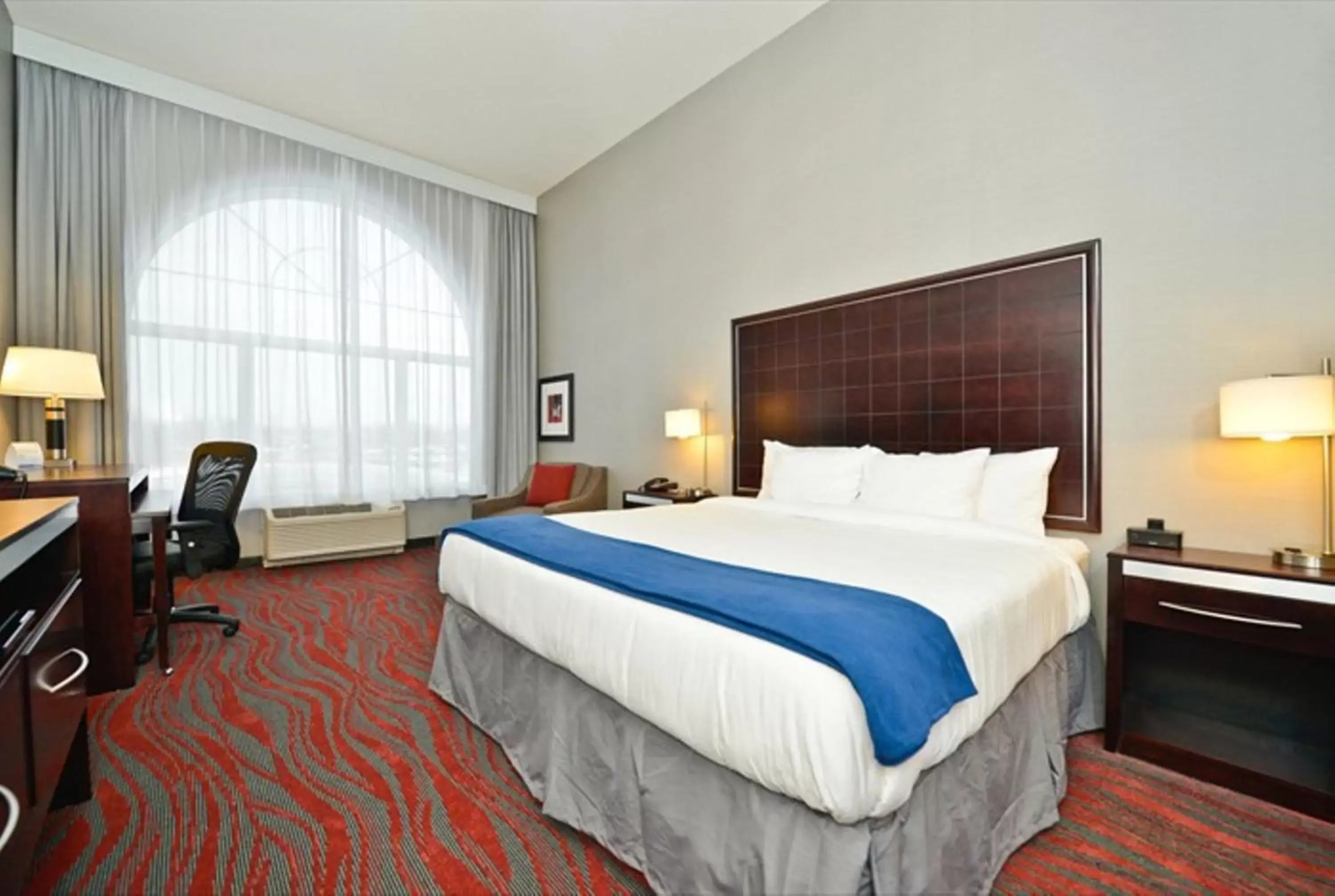Photo of the whole room, Bed in Holiday Inn Express & Suites Utica, an IHG Hotel