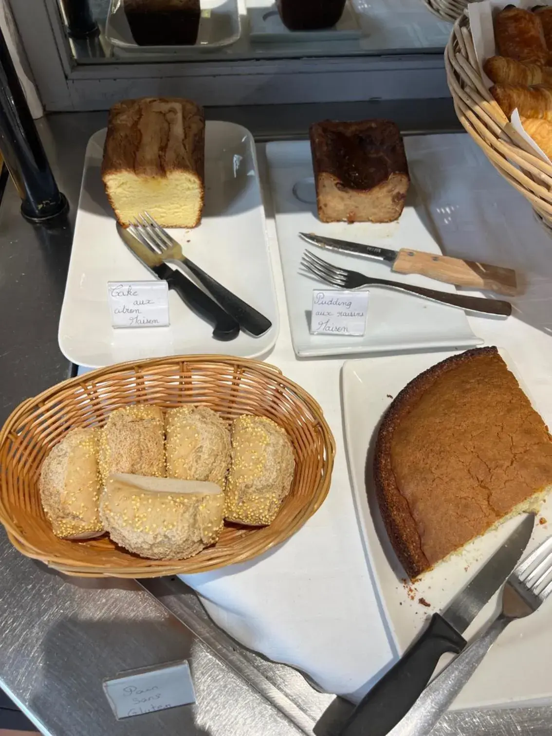 Continental breakfast in Logis Cottage Hôtel Continental breakfast in Logis Cottage Hôtel