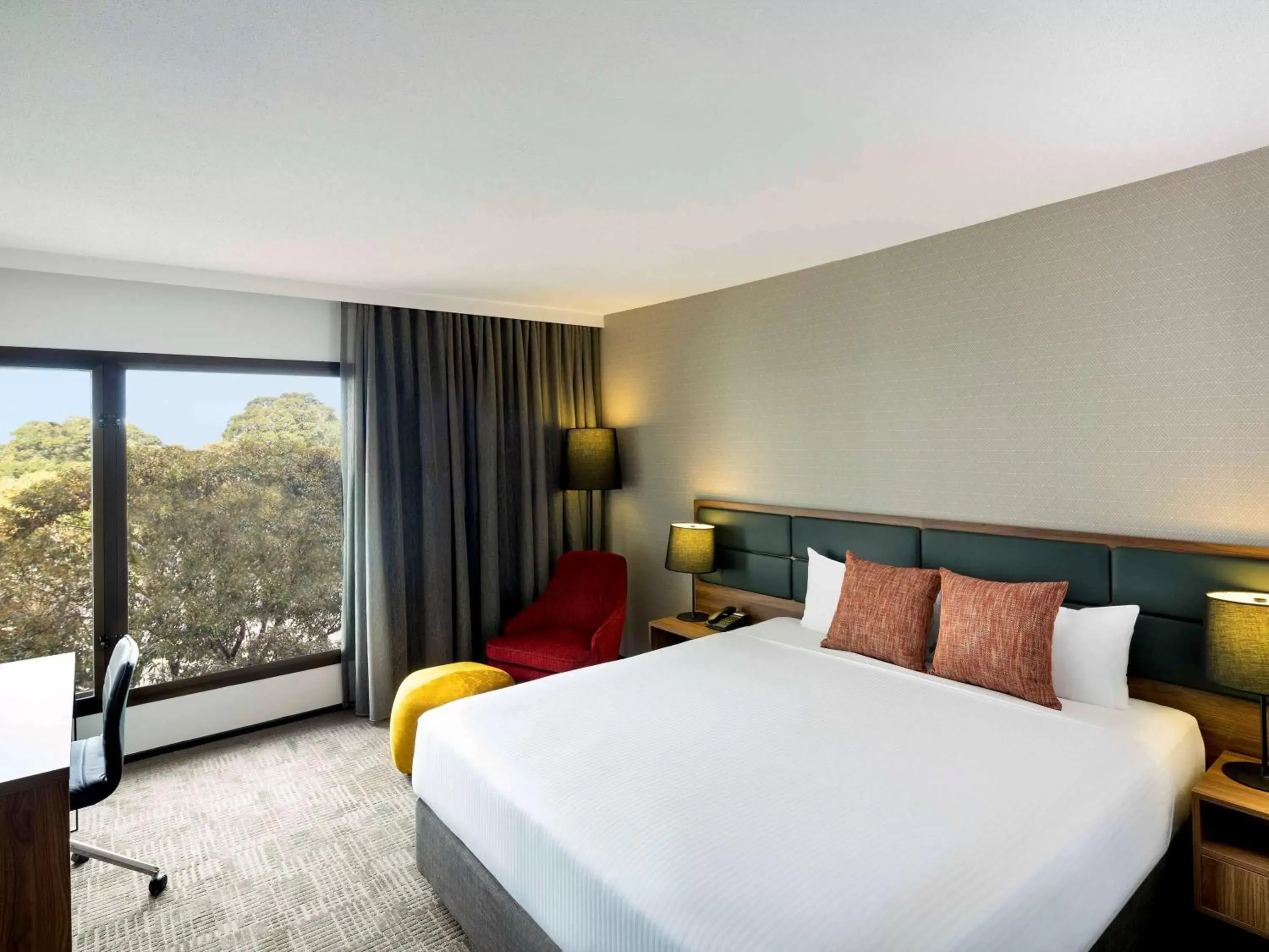 Photo of the whole room, Bed in Novotel Sydney International Airport