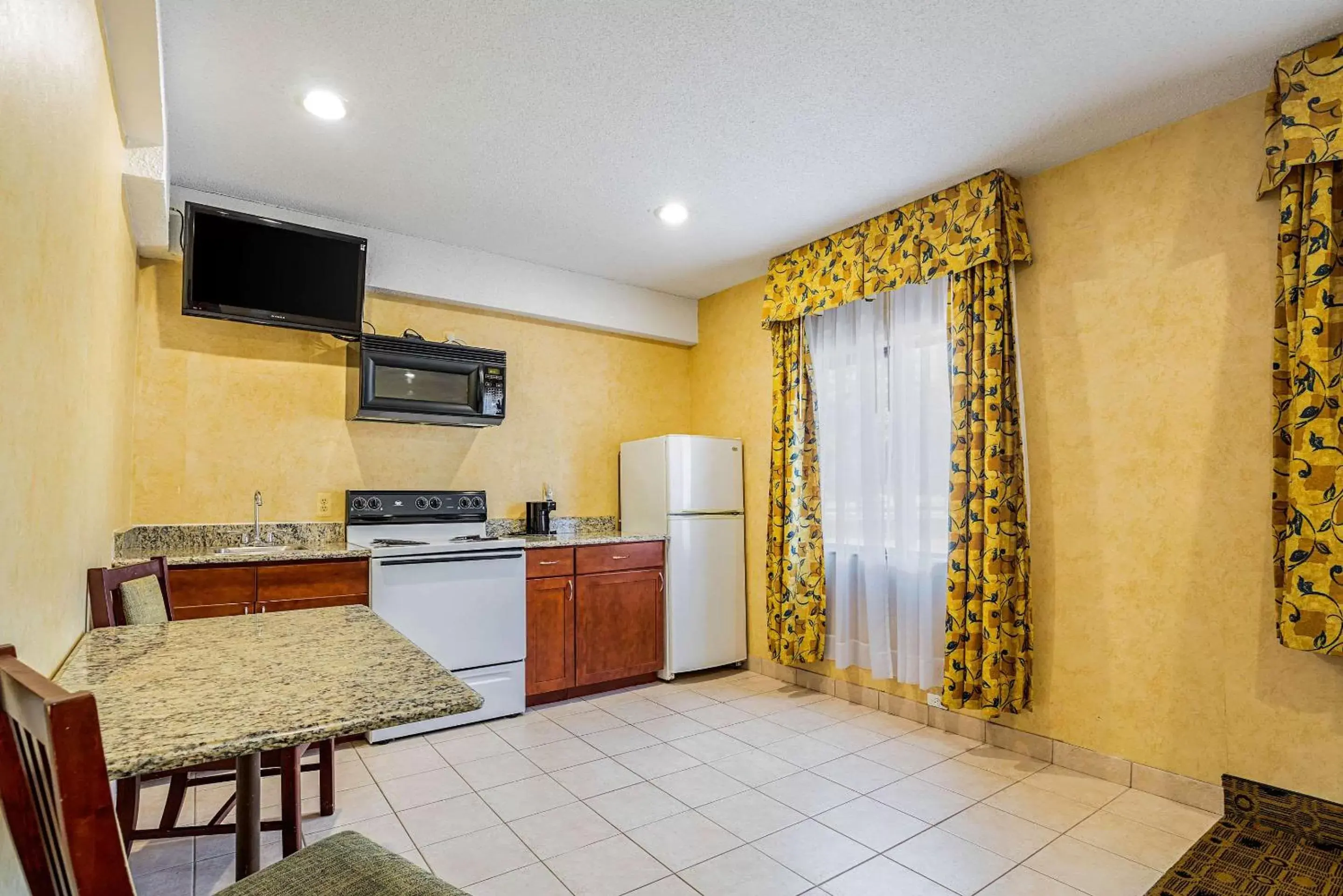 Photo of the whole room, Kitchen/Kitchenette in Quality Inn & Suites Coldwater near I-69