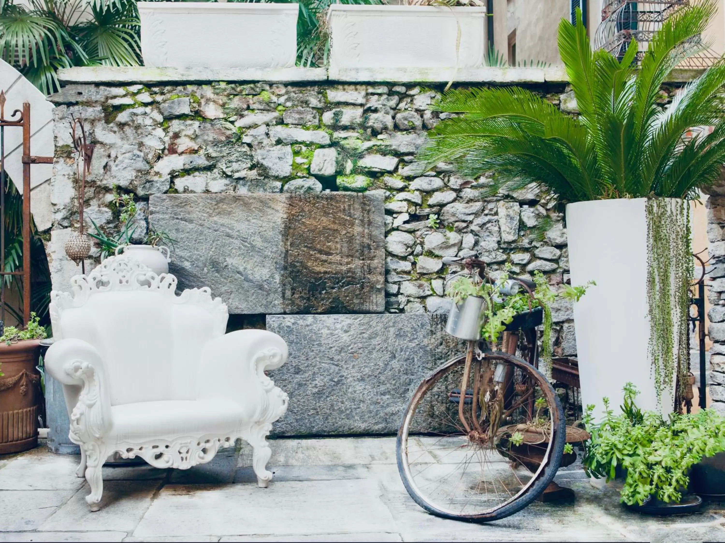 Inner courtyard view in Caffè dell'Arte Boutique Rooms