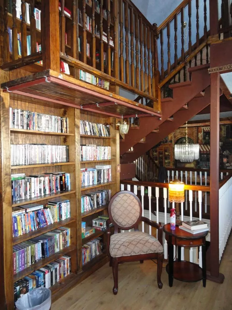 Library in Book Nook Inn