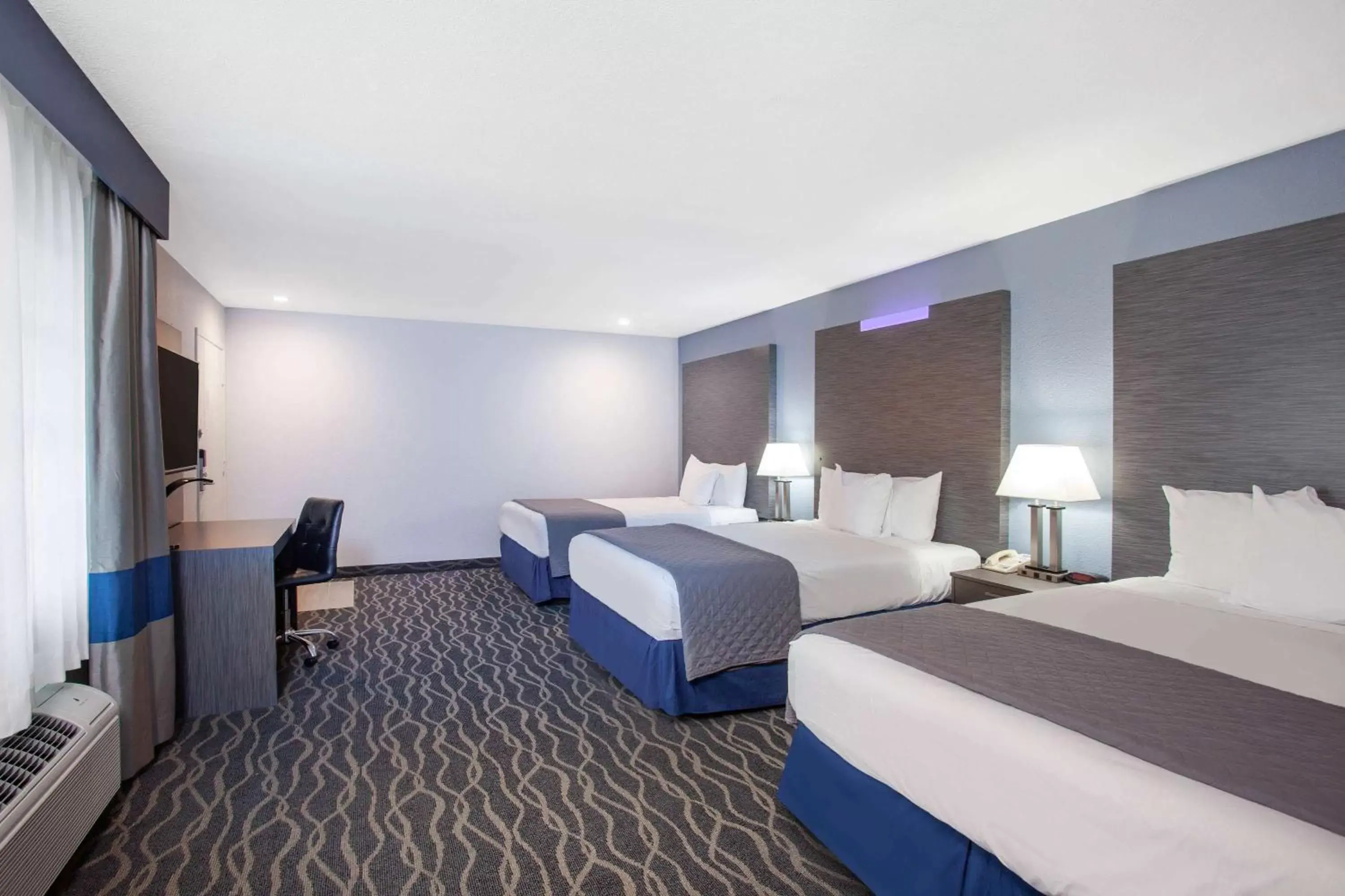 Photo of the whole room, Bed in Travelodge Inn & Suites by Wyndham Anaheim on Disneyland Dr