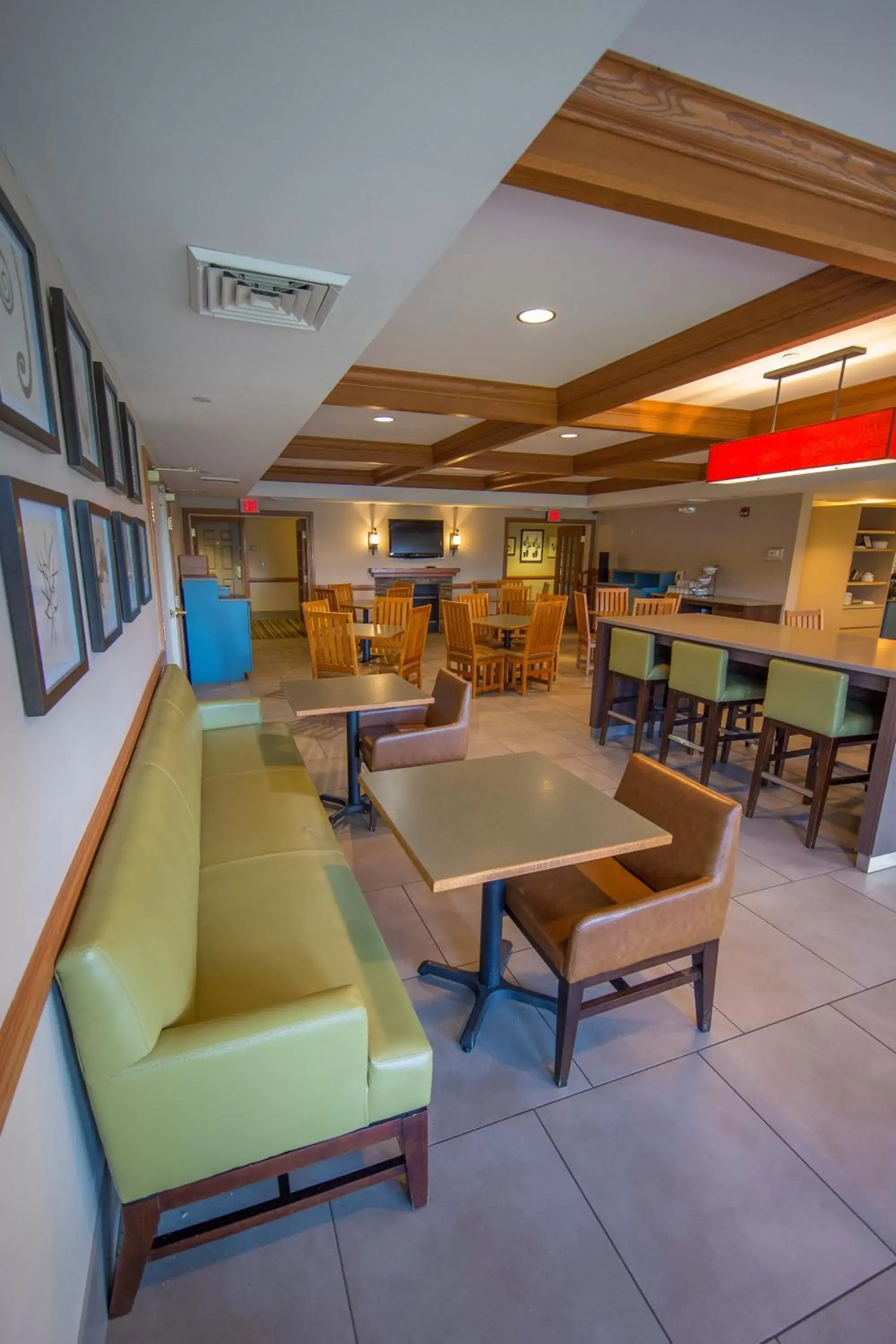 Communal kitchen in Country Inn & Suites by Radisson, Portage, IN