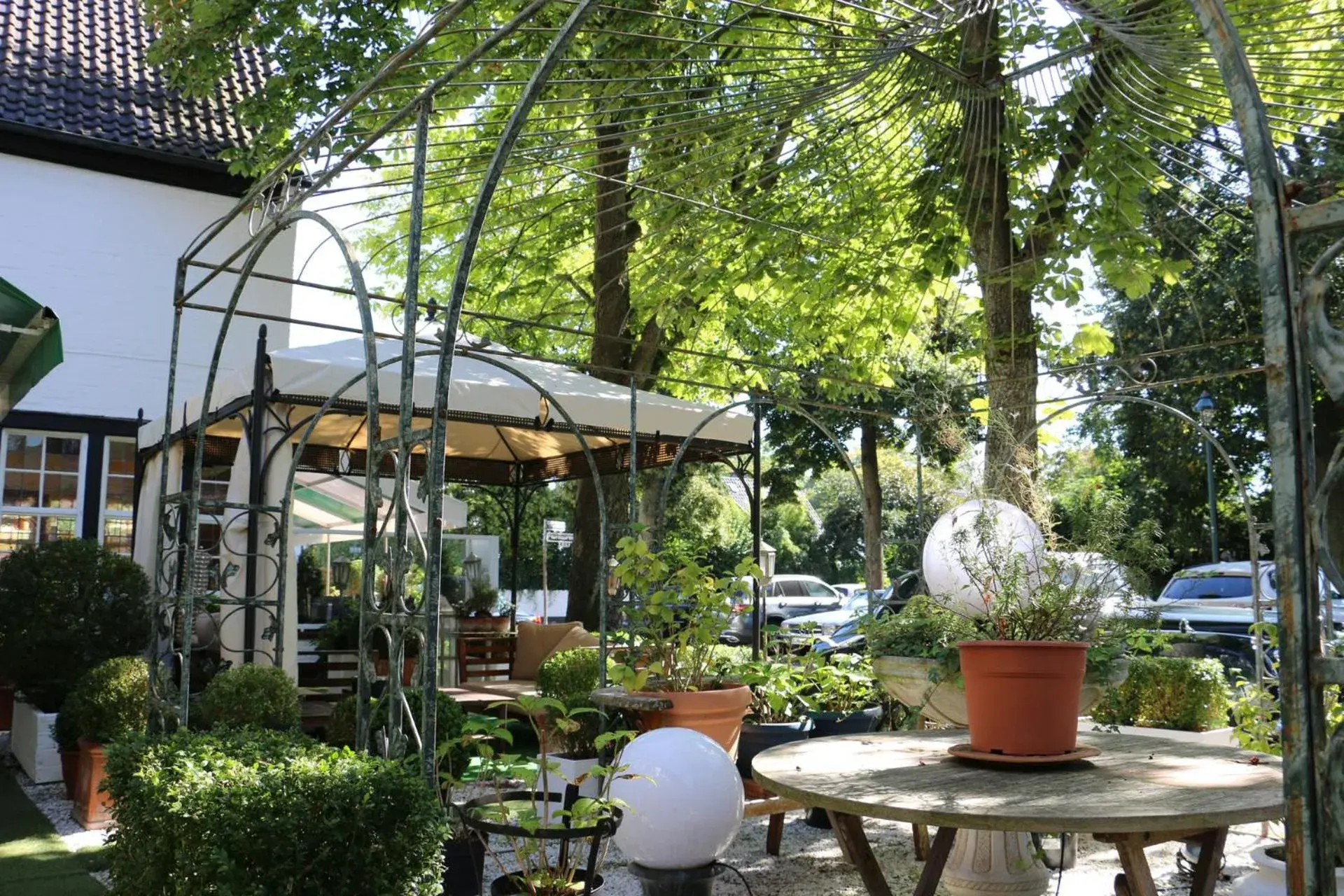 Patio in Hotel Ashley's Garden