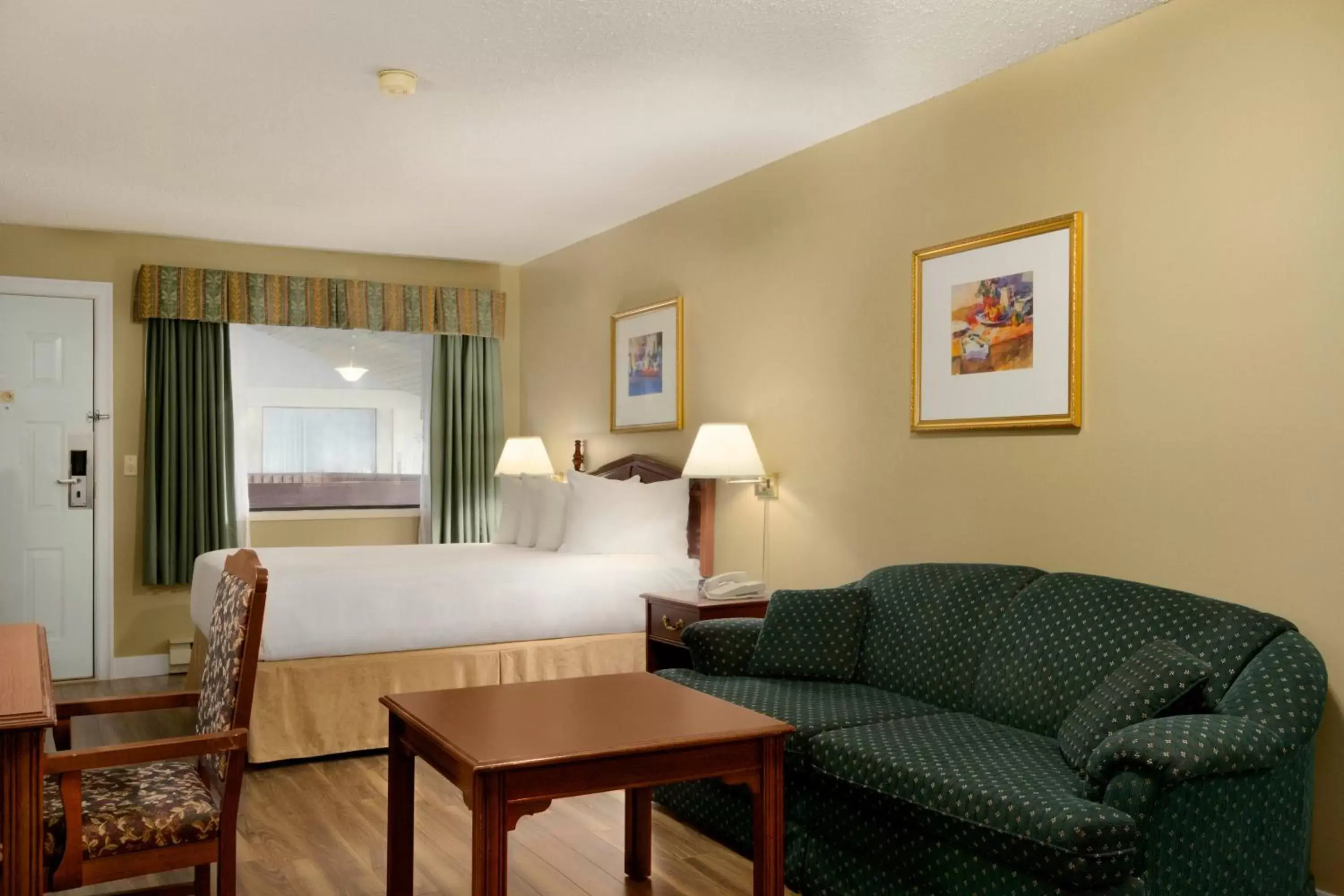 Photo of the whole room, Seating Area in Days Inn by Wyndham Vernon