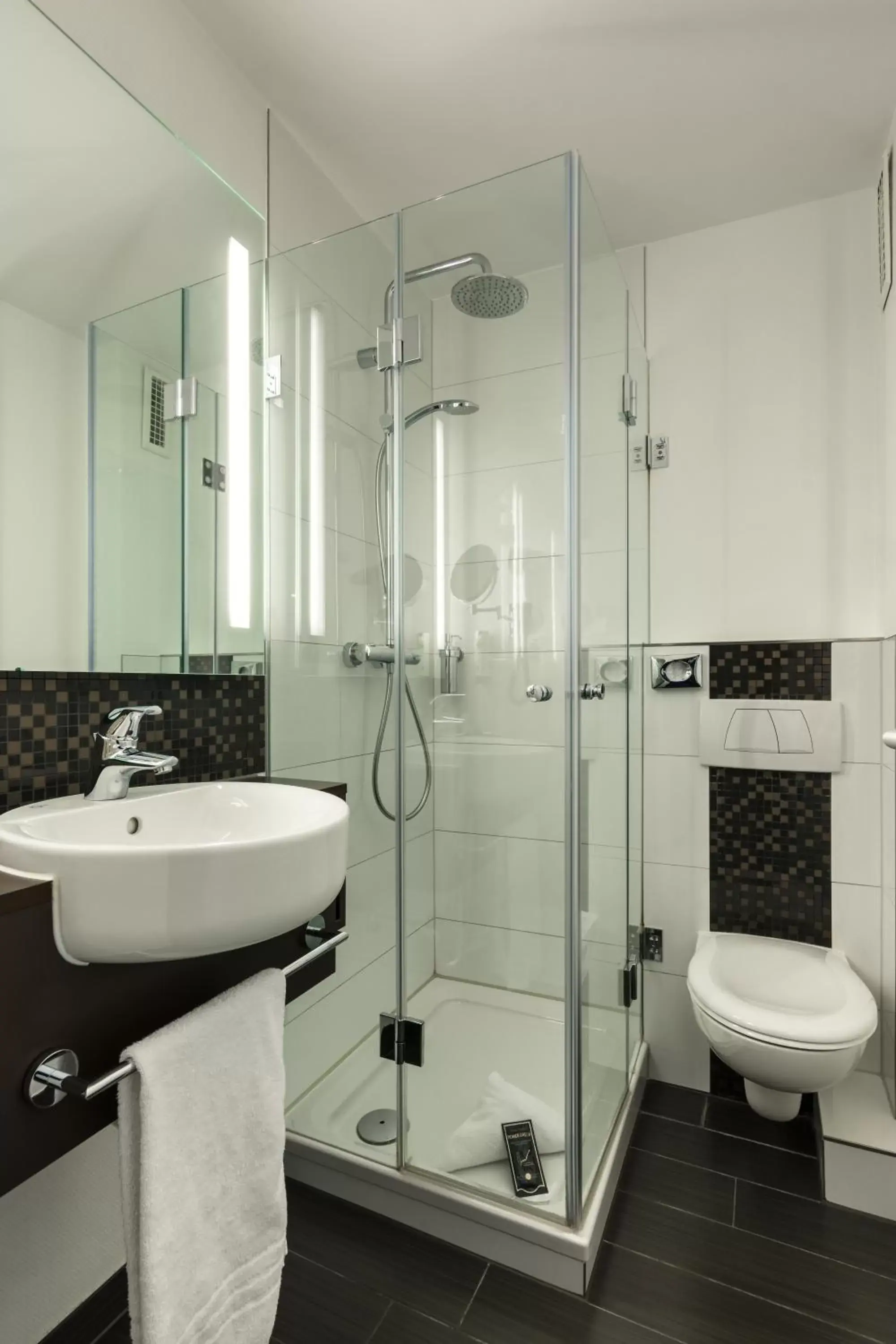 Shower, Bathroom in Hotel Esplanade Dortmund