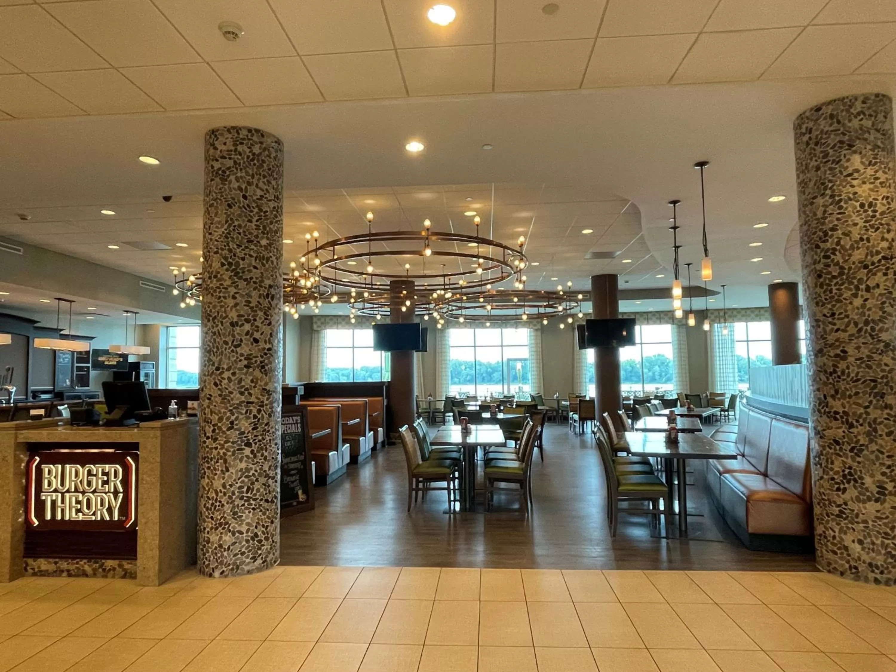 Restaurant/places to eat in Holiday Inn Owensboro Riverfront by IHG