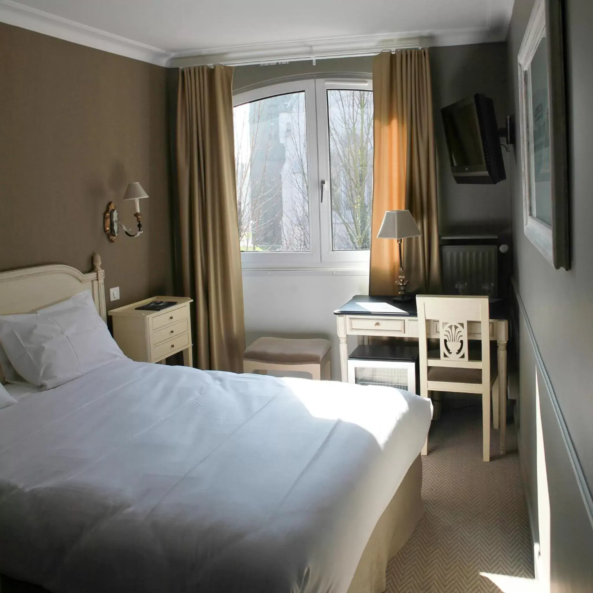 Photo of the whole room, Bed in Hotel De La Treille