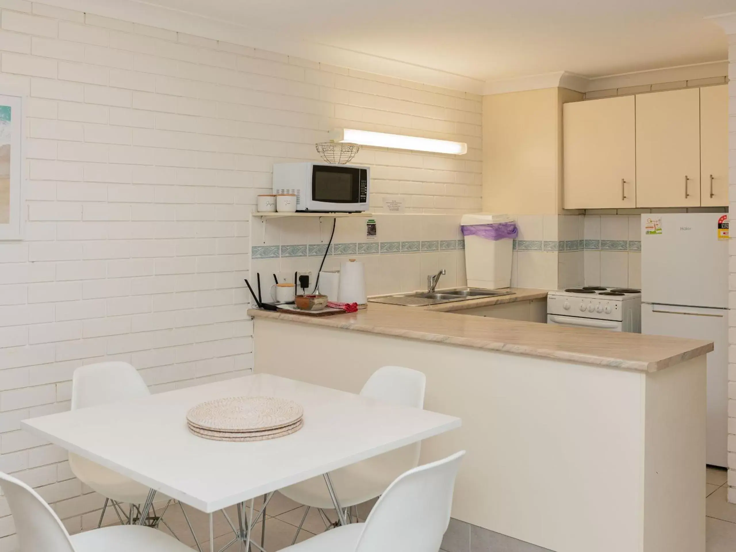 Dining area, Kitchen/Kitchenette in Trickett Gardens Holiday Inn