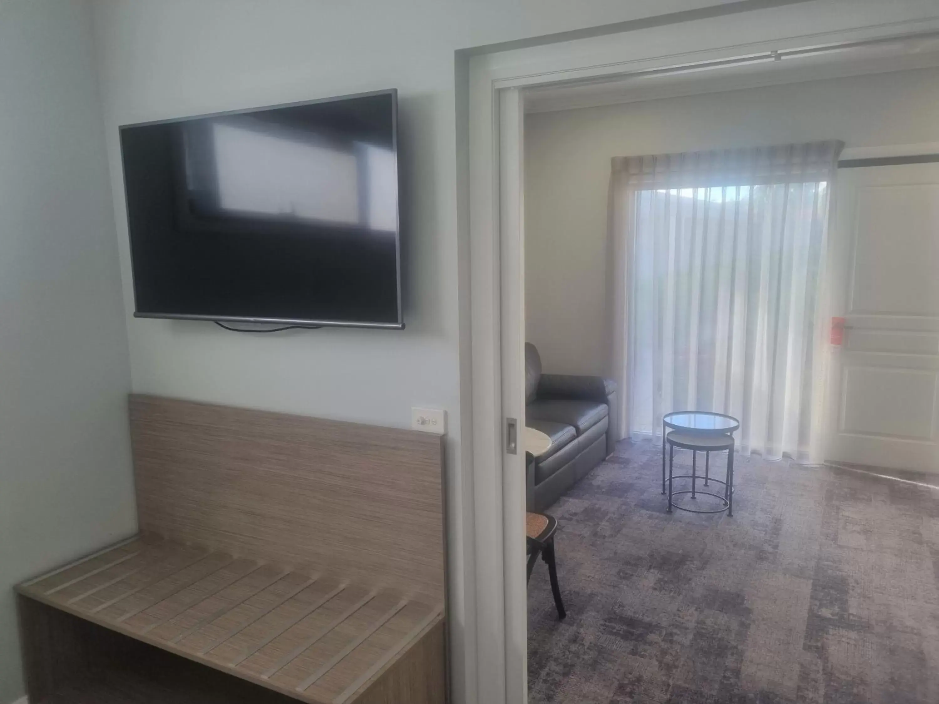 TV and multimedia, TV/Entertainment Center in Comfort Inn Deakin Palms