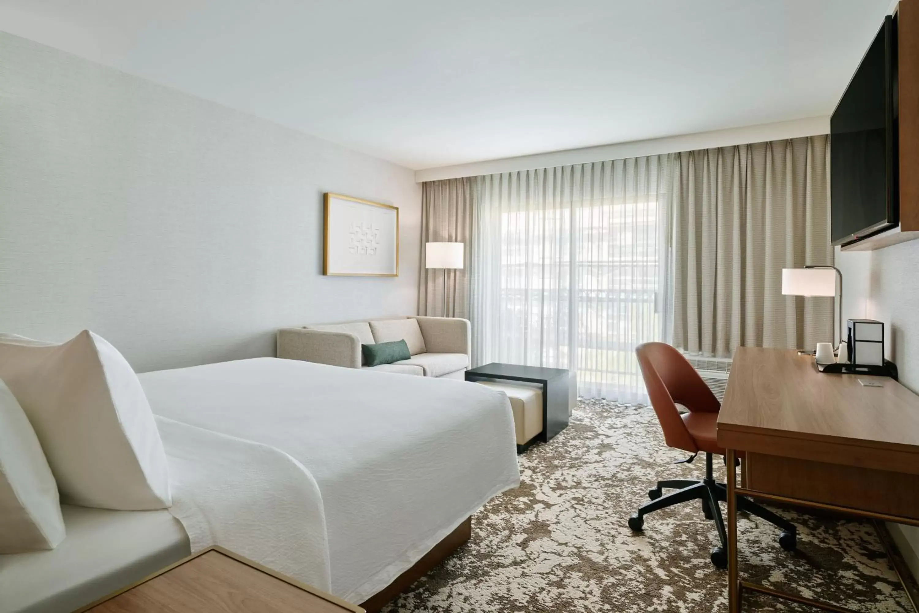 King Room with Sofa Bed and Pool View in Courtyard by Marriott Los Angeles Pasadena Old Town