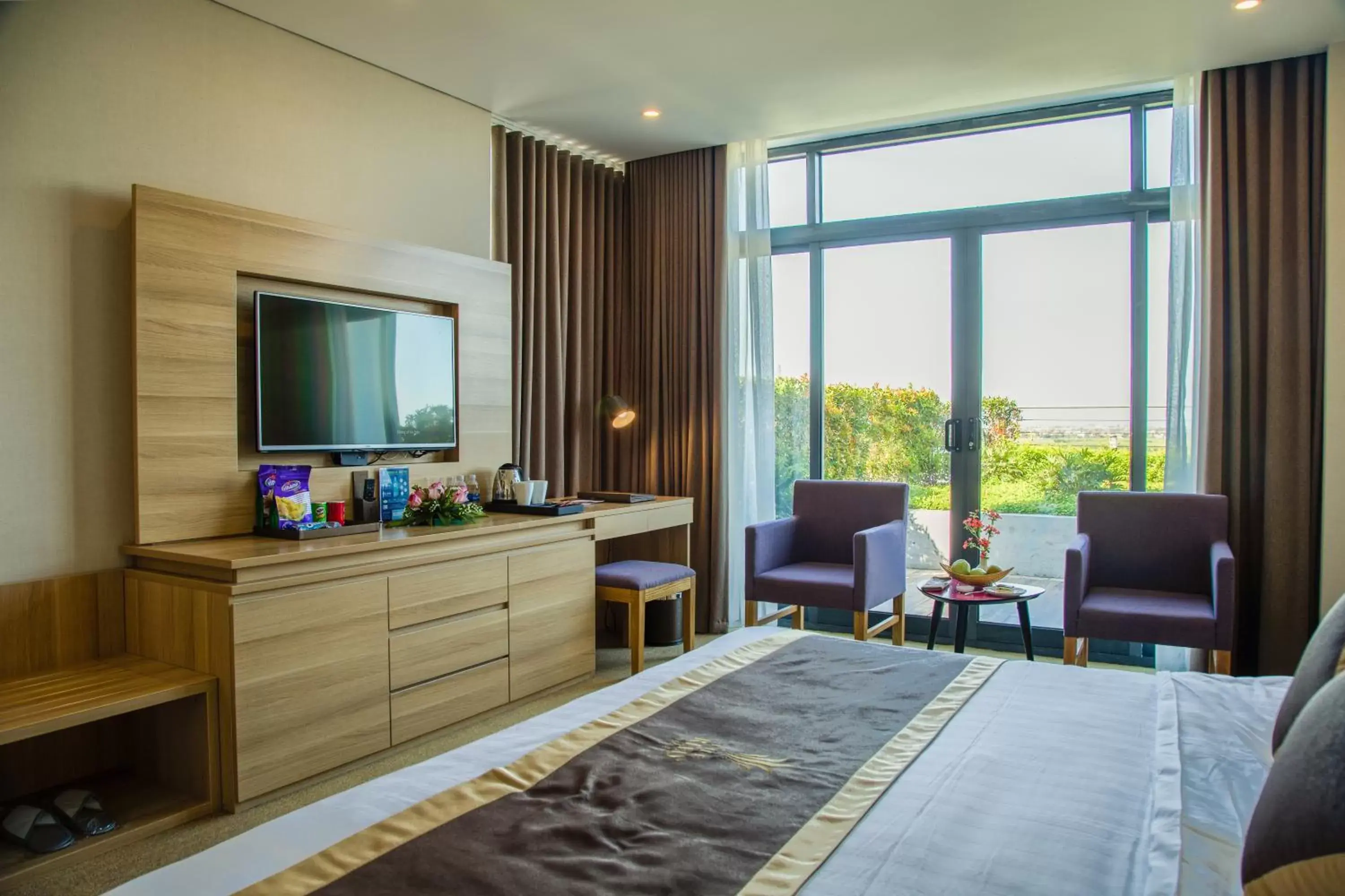 Balcony/Terrace, TV/Entertainment Center in The Reed Hotel