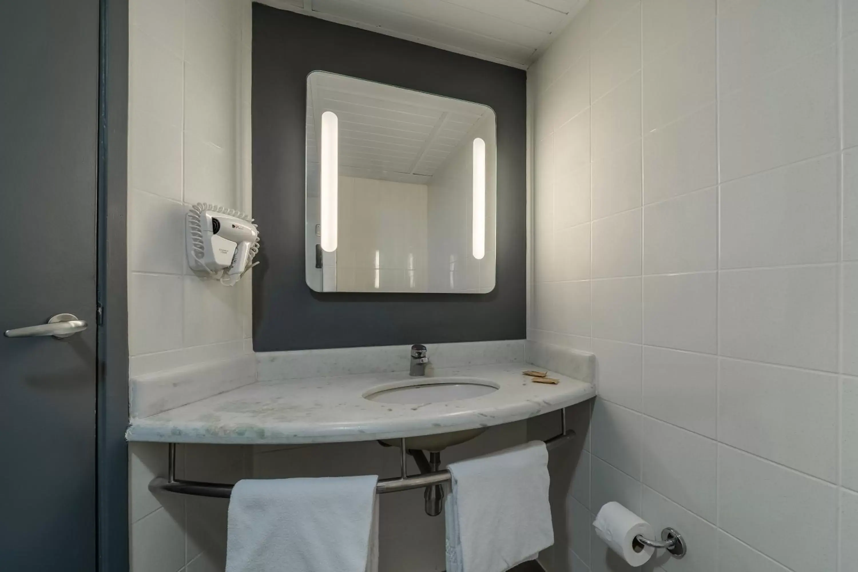 Bathroom in ibis Sorocaba