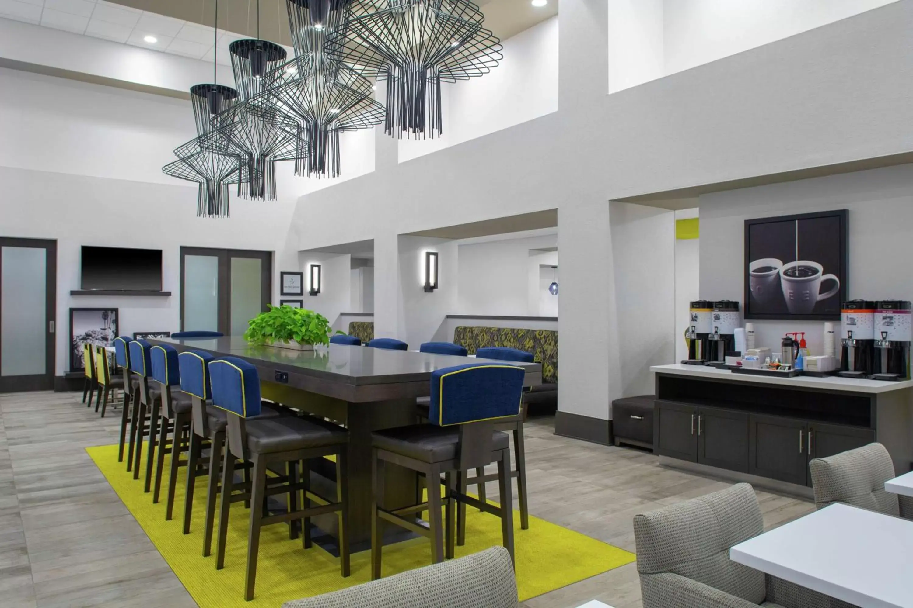 Lobby or reception in Hampton Inn & Suites Irvine/Orange County Airport