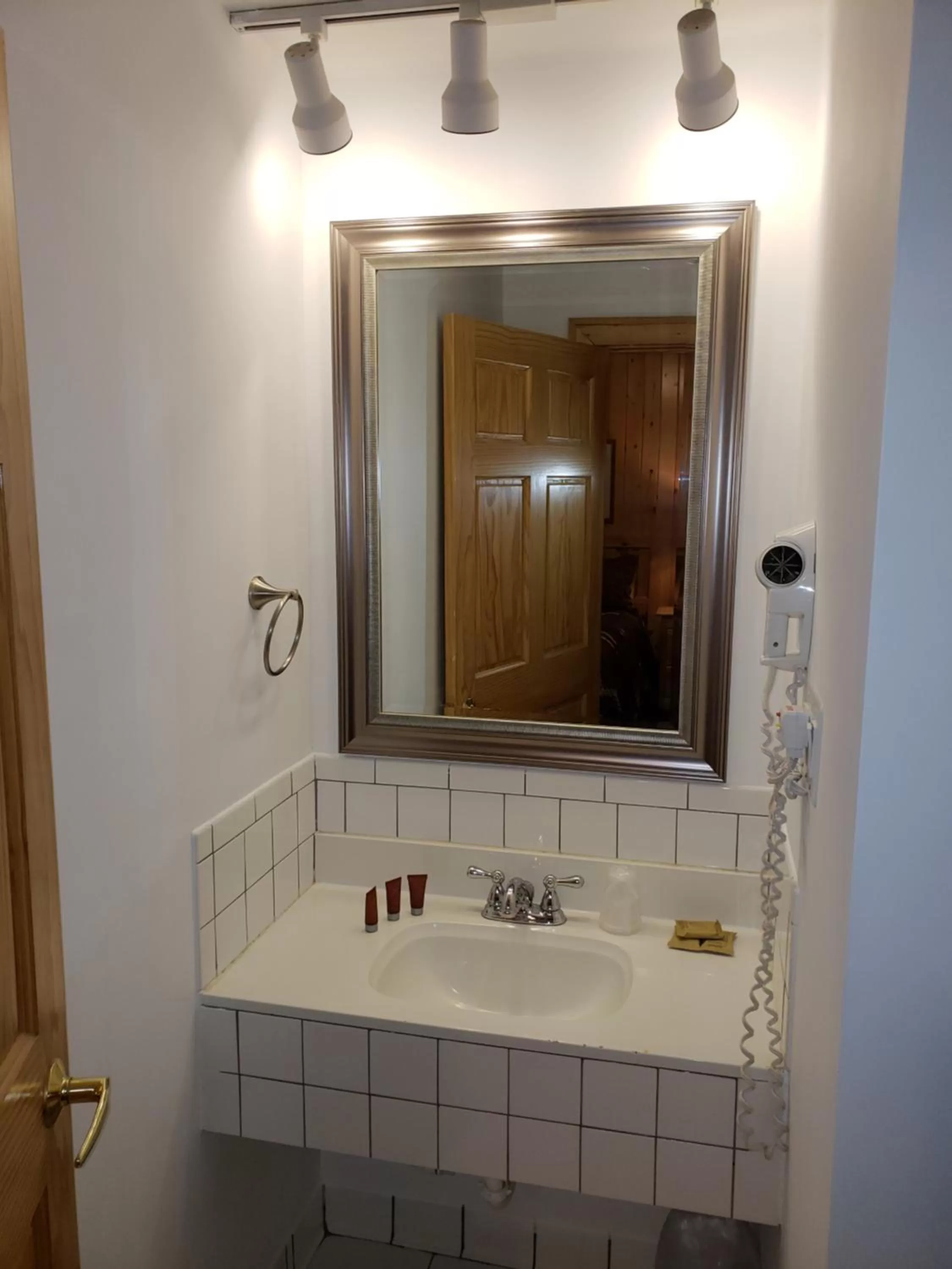 Bathroom in Willard Munger Inn