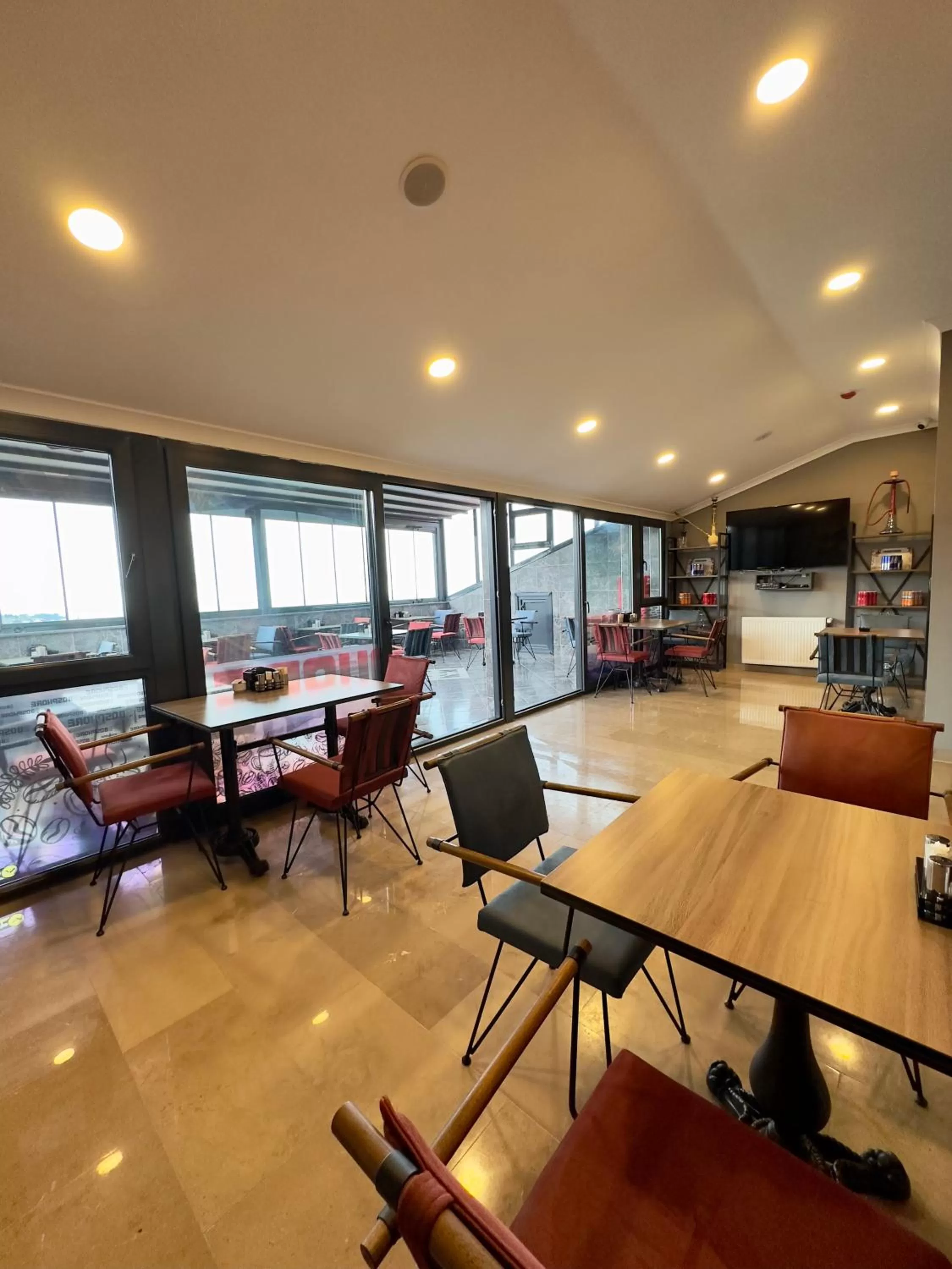 Restaurant/places to eat in White House Apart