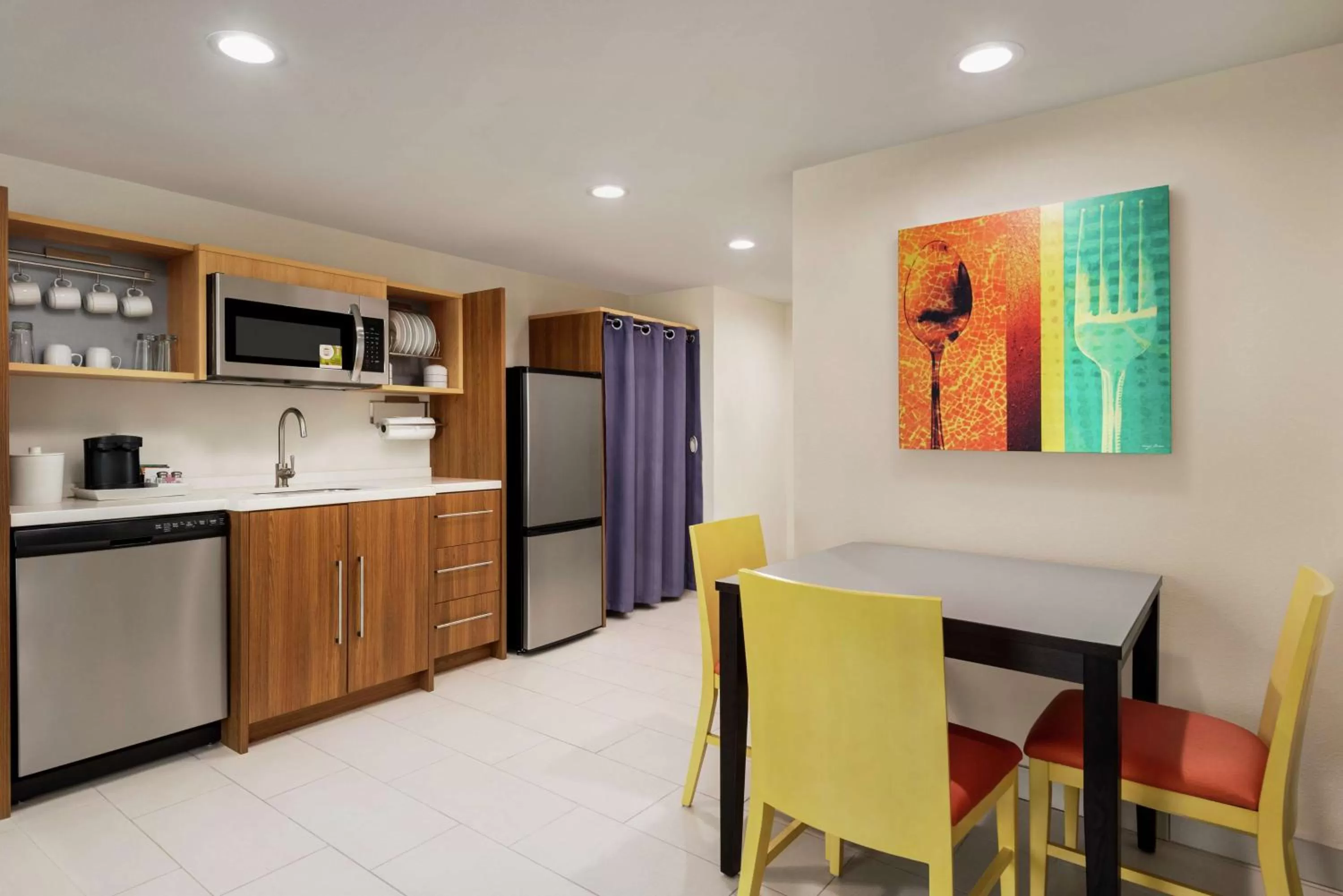 Kitchen or kitchenette in Home2 Suites by Hilton Woodbridge Potomac Mills