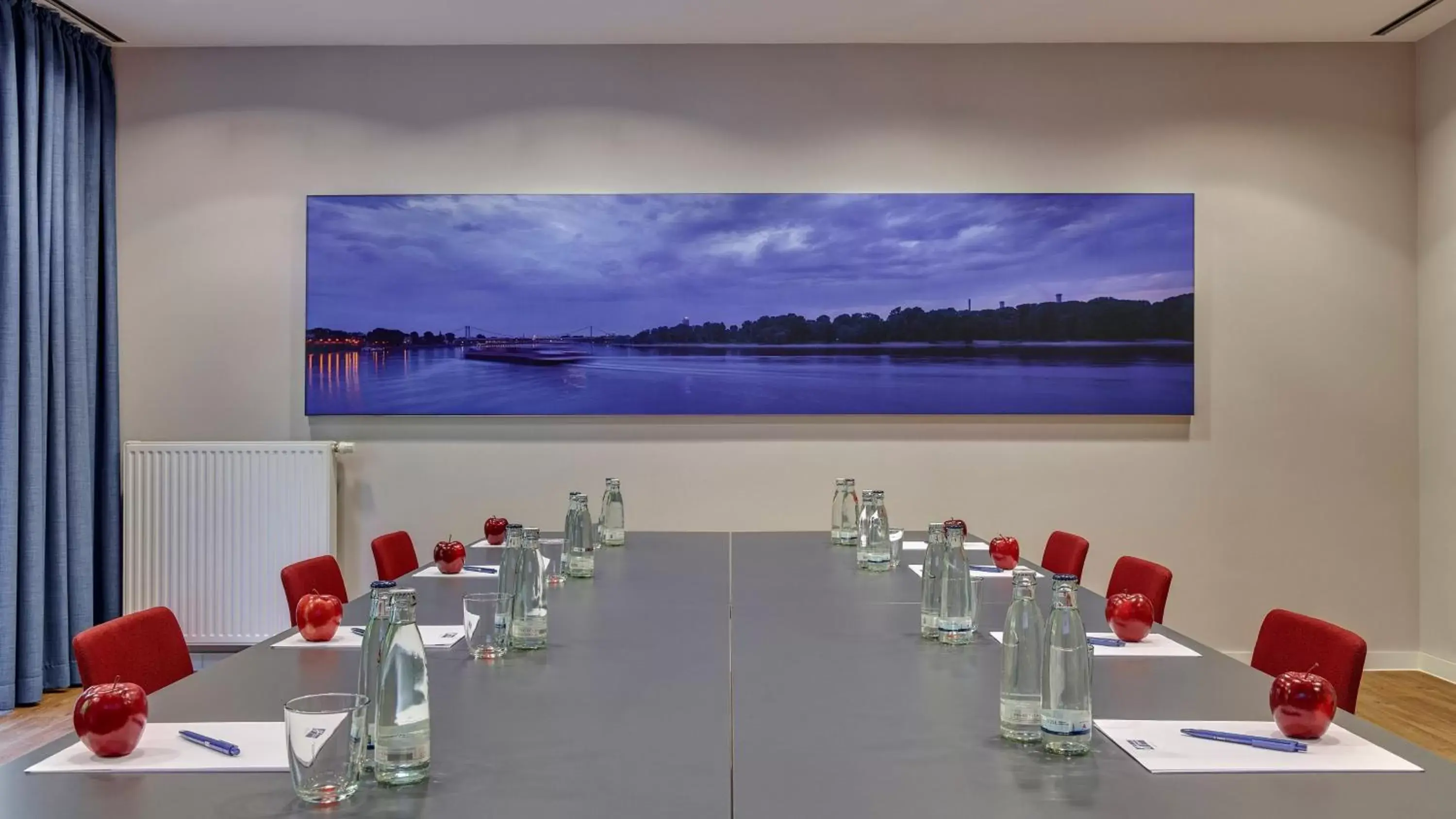 Meeting/conference room, Restaurant/Places to Eat in Holiday Inn Express Frankfurt Messe, an IHG Hotel