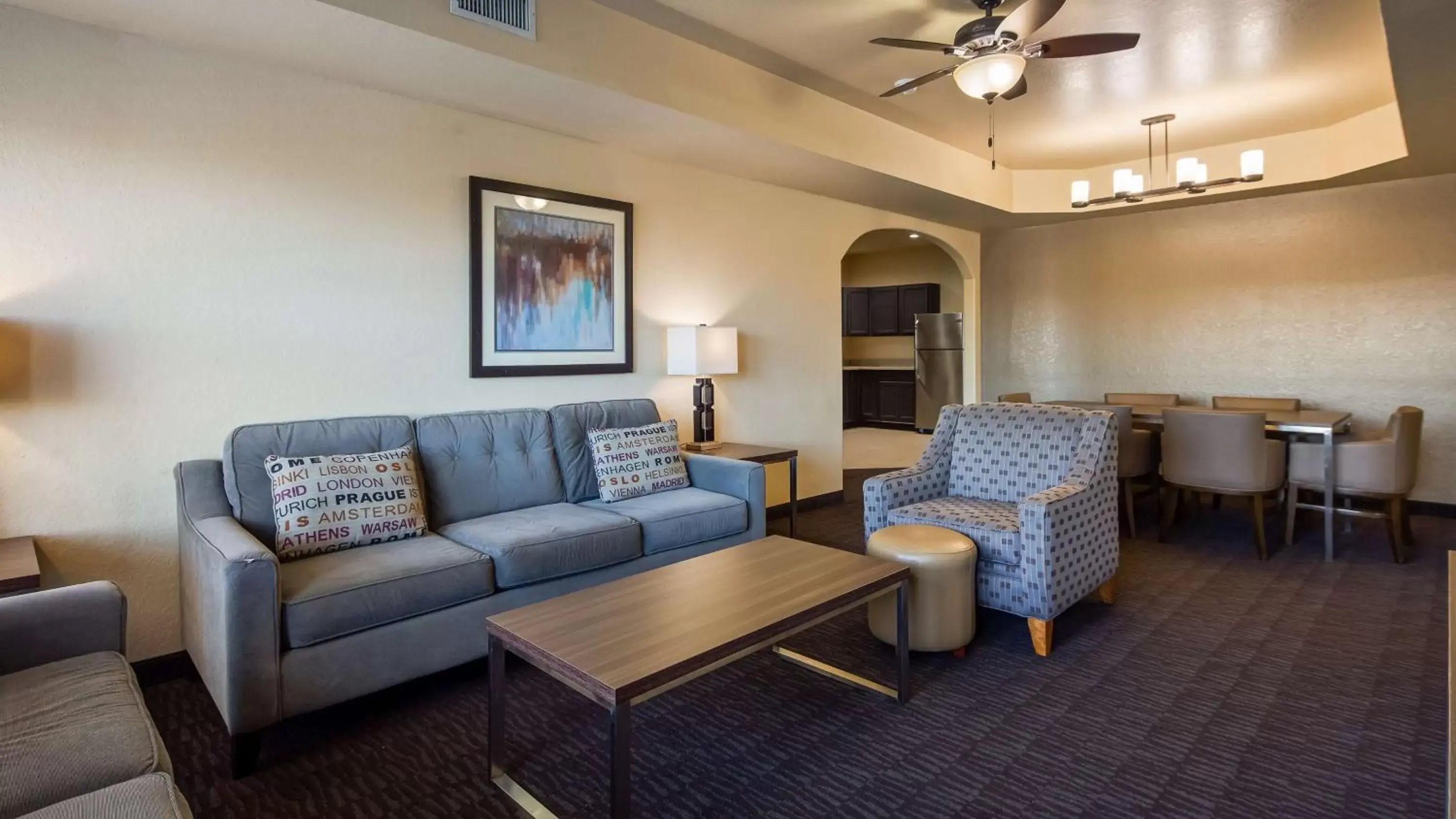 Photo of the whole room, Seating Area in Best Western Plus Hill Country Suites - San Antonio