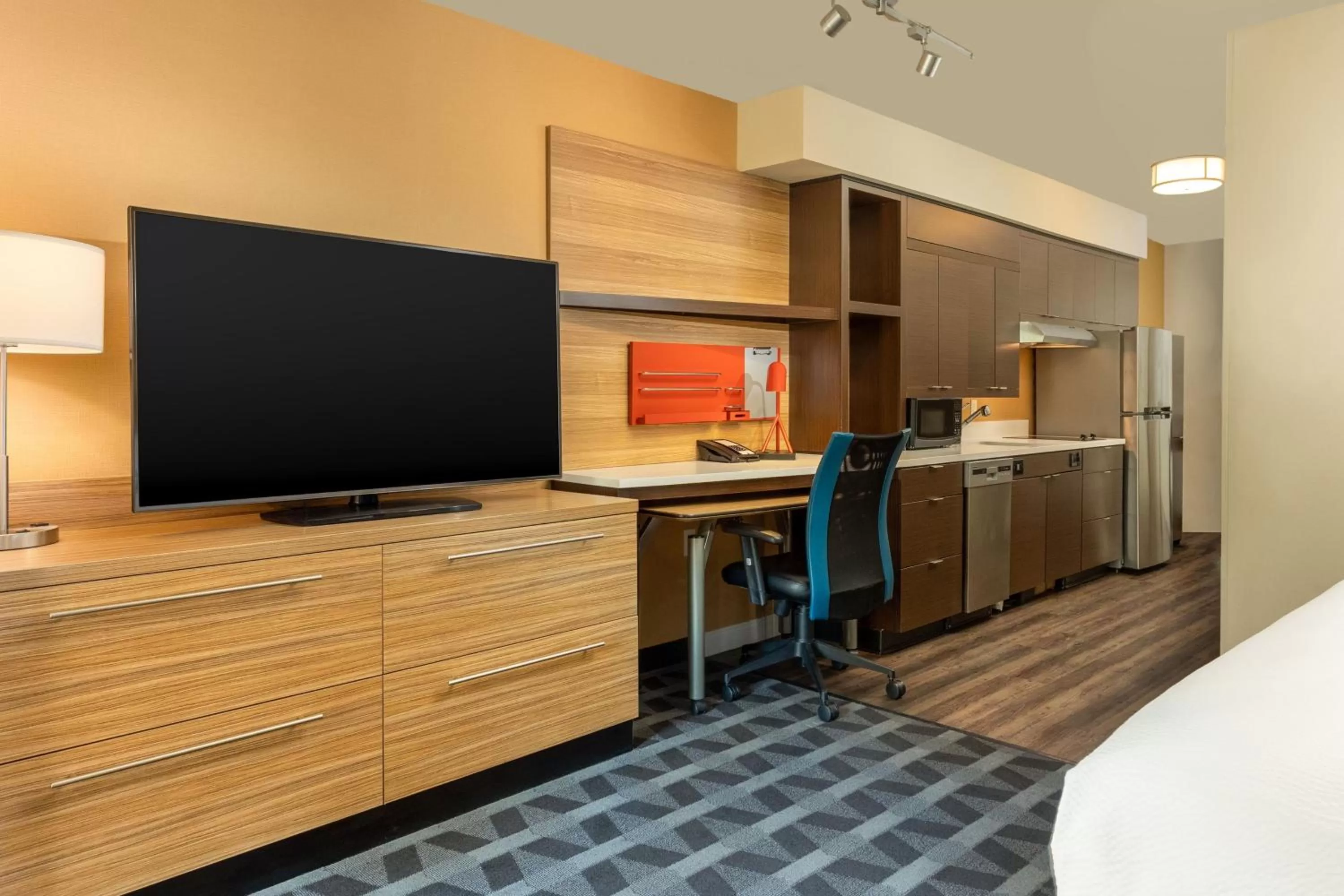 Kitchen or kitchenette, Bed in TownePlace Suites By Marriott Las Vegas Stadium District