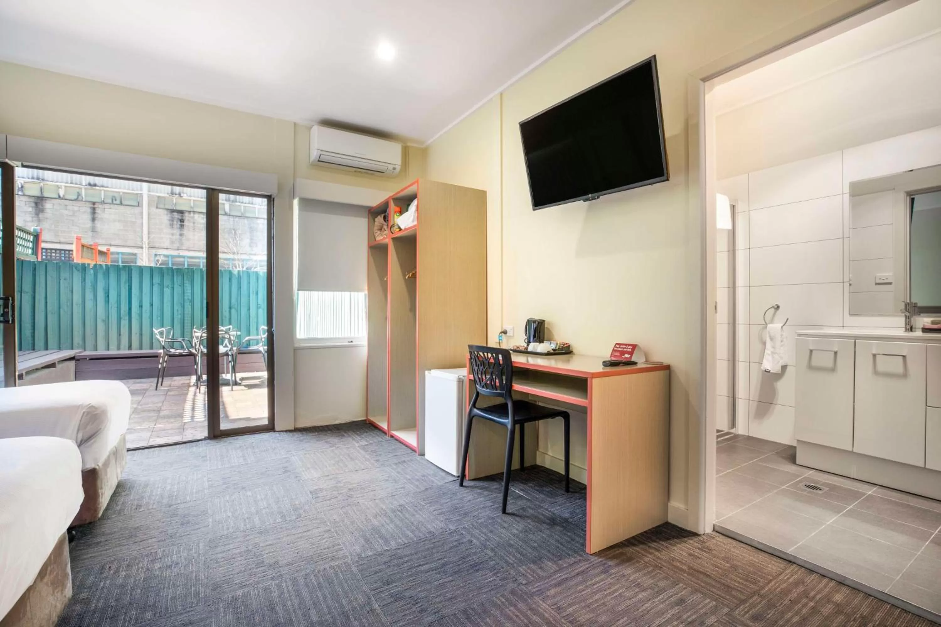 View (from property/room), Bed in Nightcap at High Flyer Hotel