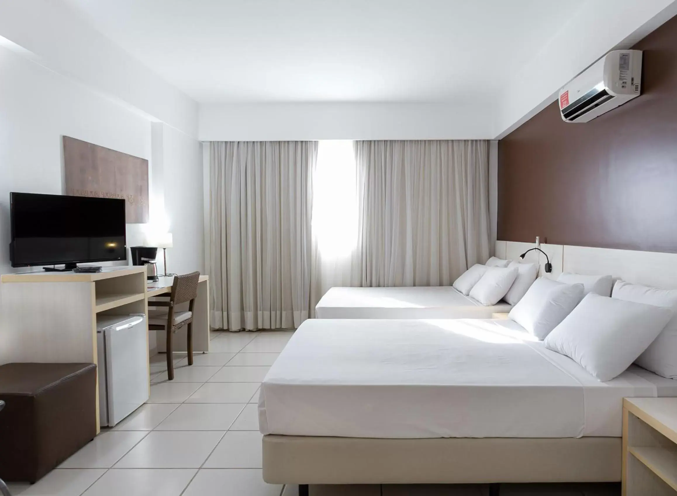 Property building, Bed in Best Western Suites Le Jardin Caldas Novas