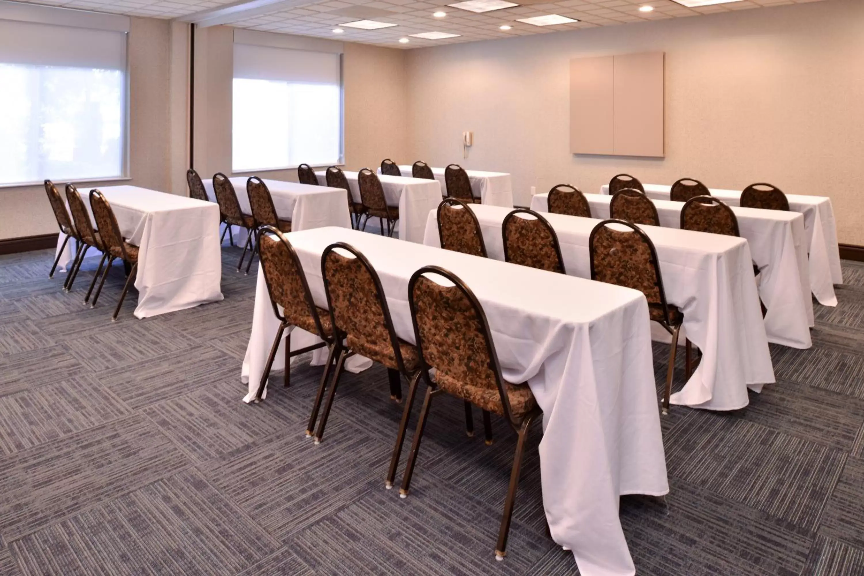 Meeting/conference room in Holiday Inn Express Portland West/Hillsboro, an IHG Hotel