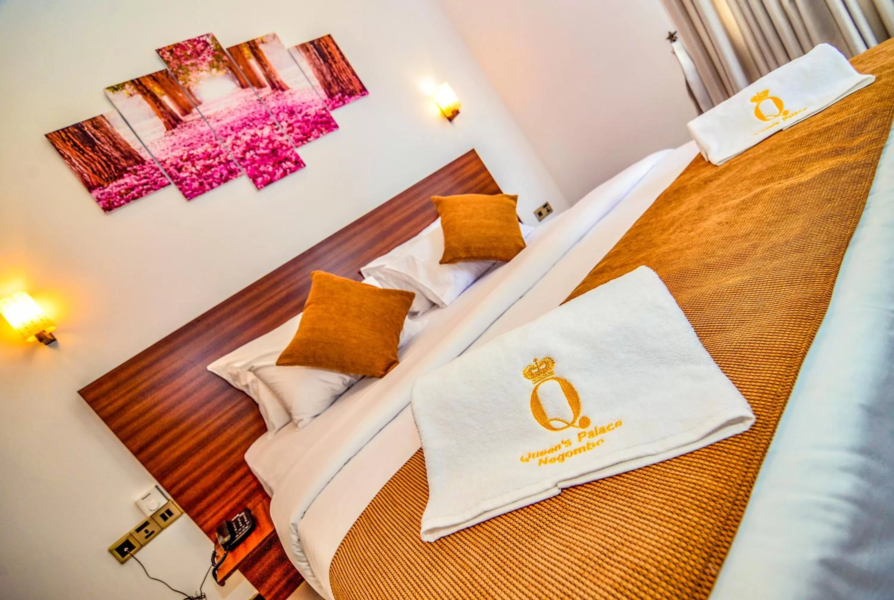 Bedroom, Bed in Negombo New Queen's Palace