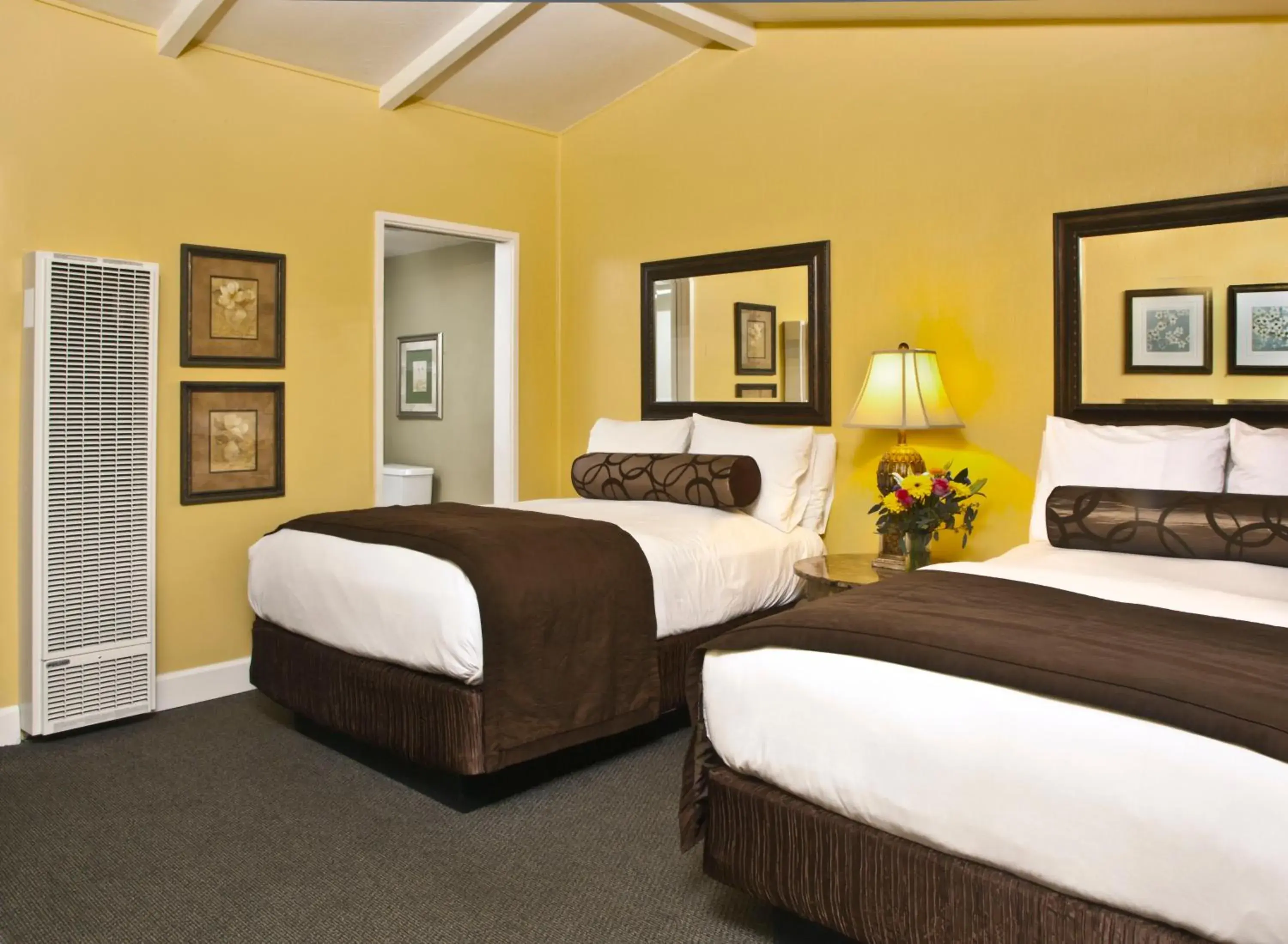Bed in Monterey Peninsula Inn