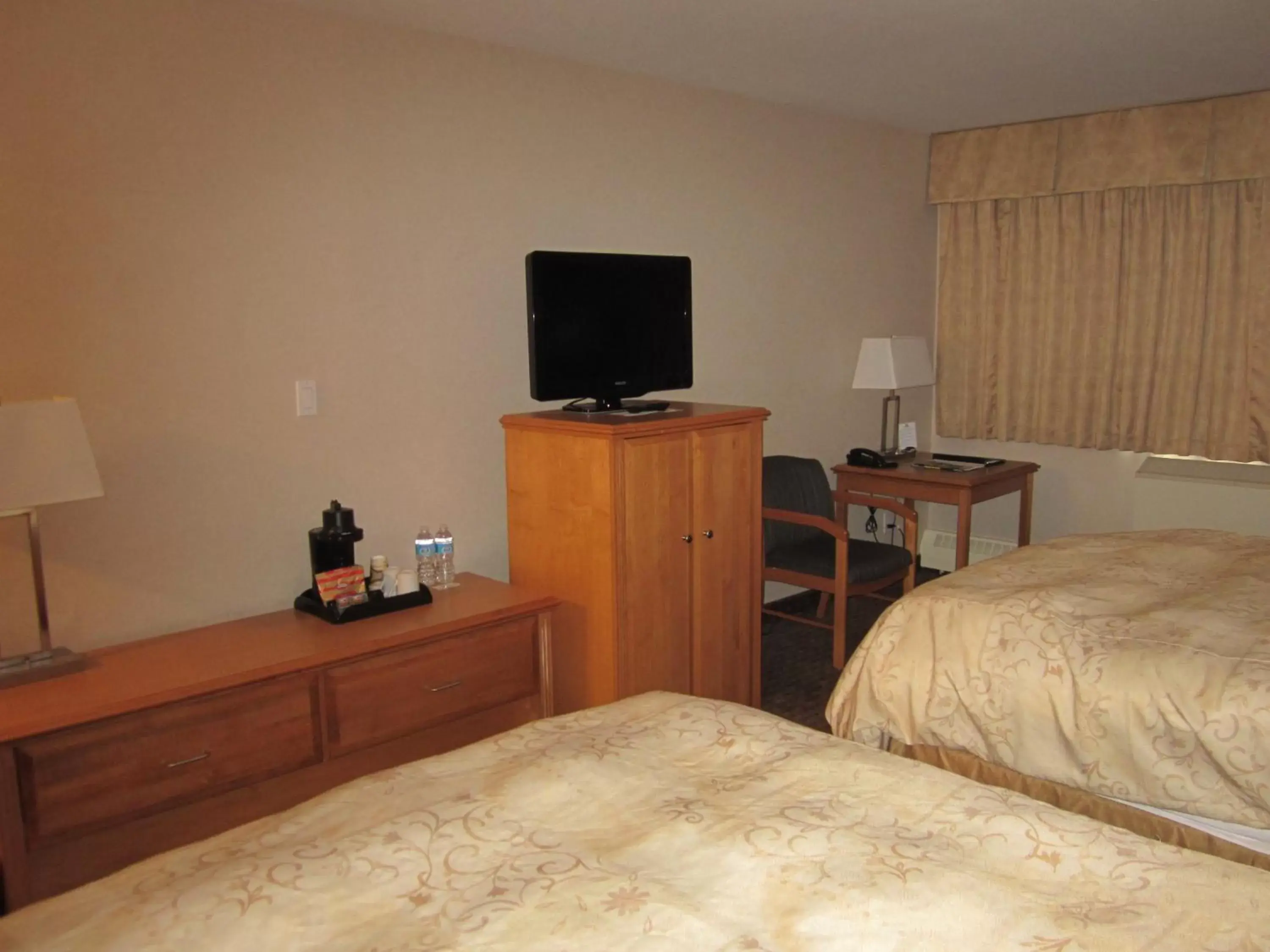 Bedroom, TV/Entertainment Center in Woodlands Inn & Suites