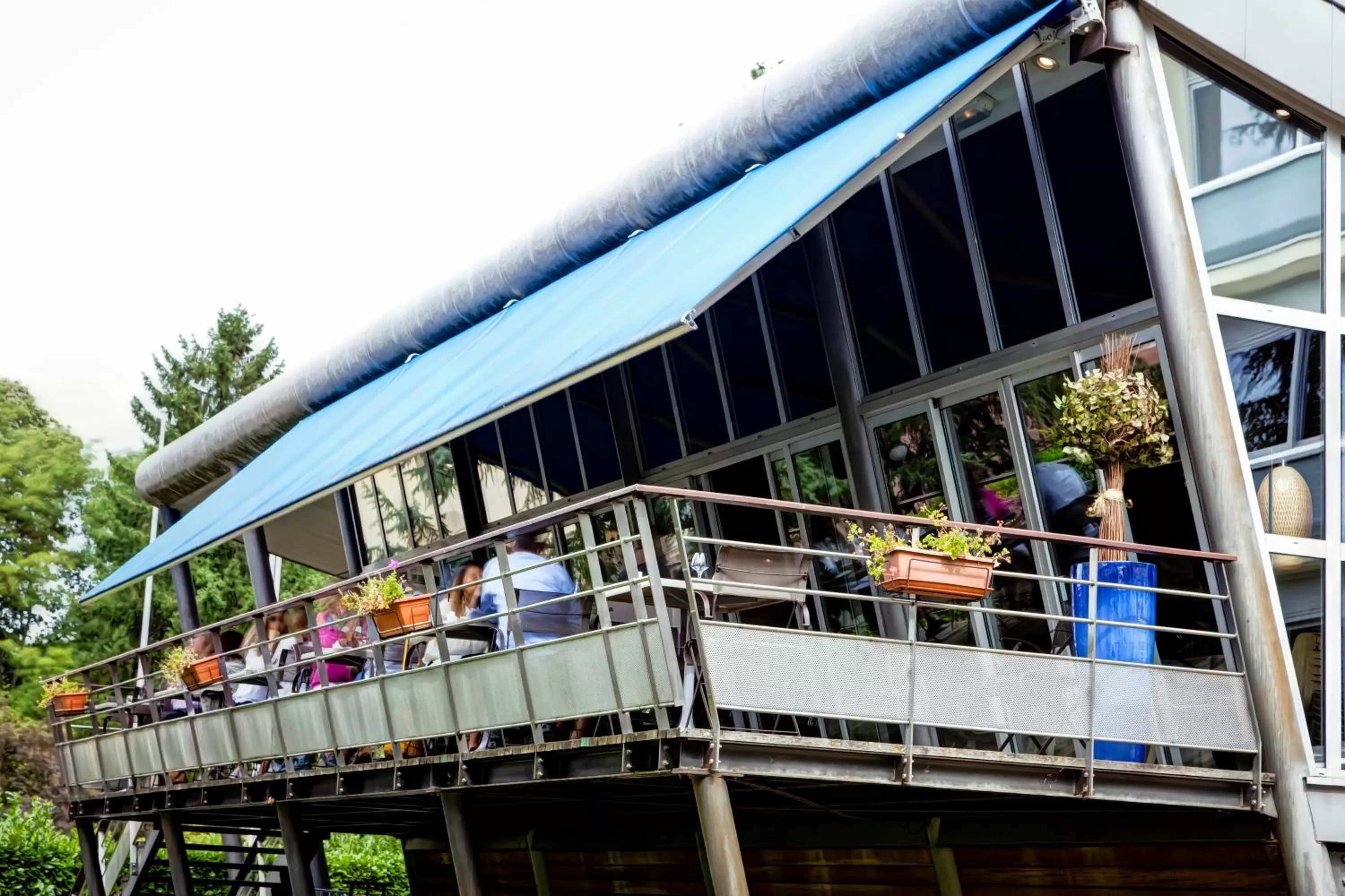 Restaurant/places to eat in Mercure Lyon Charbonnières