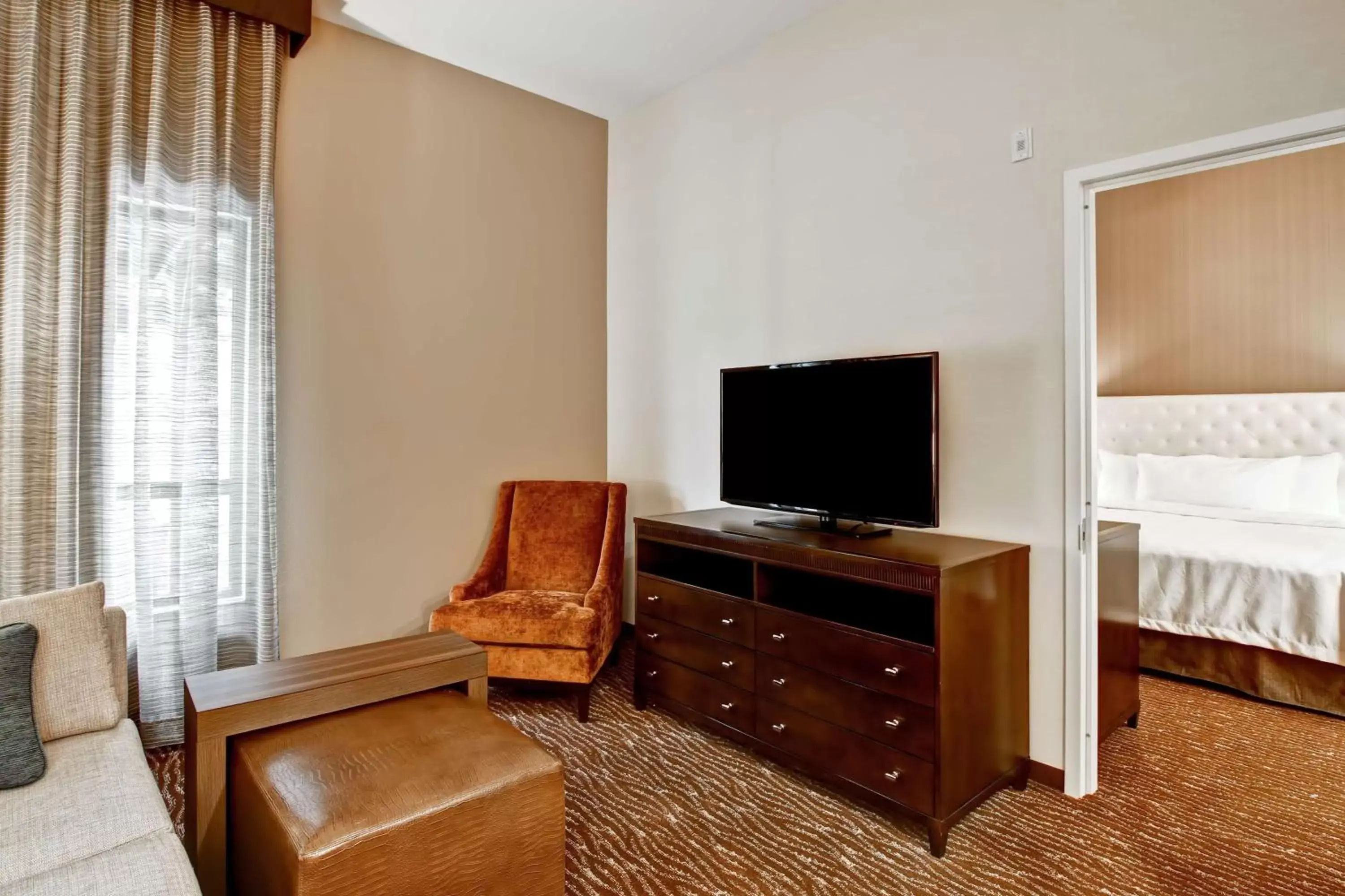 Bedroom, TV/Entertainment Center in Homewood Suites by Hilton Palo Alto