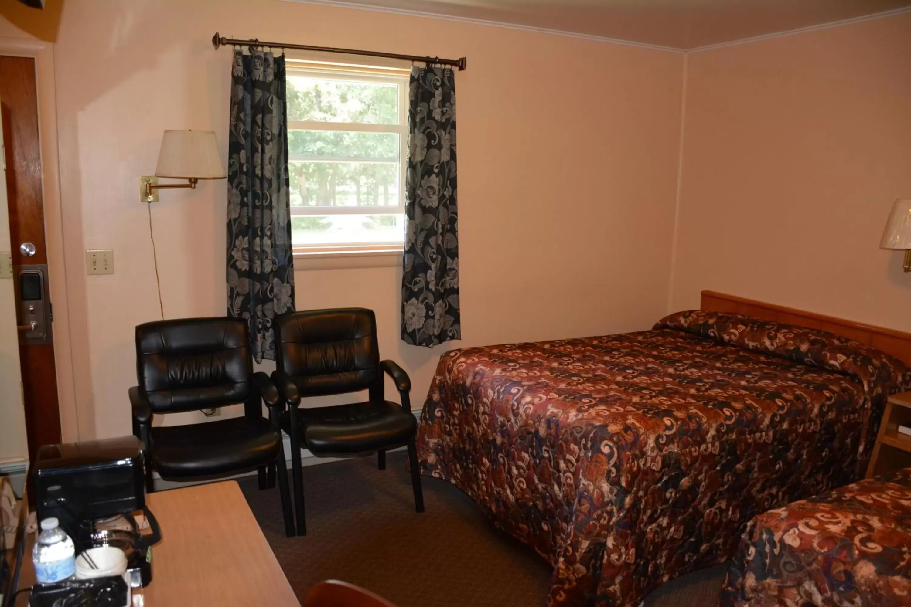 Seating area, Bed in The Village Motel