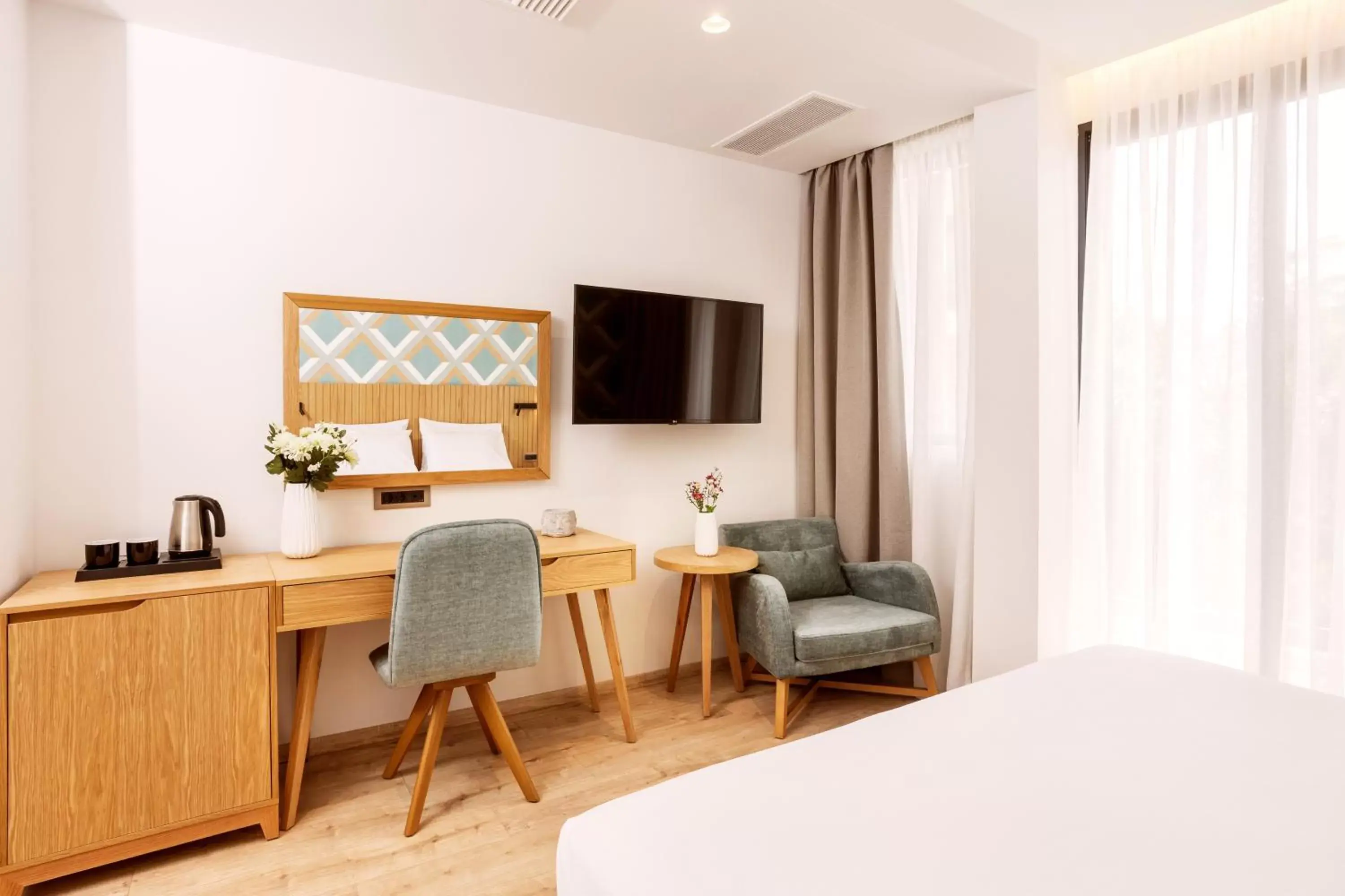 Bed, TV/Entertainment Center in DAYS City Suites Athens